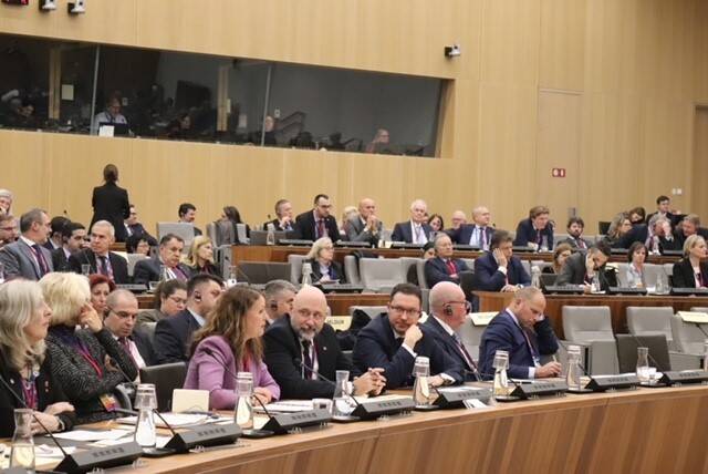 De delegatie van de Staten-Generaal: Tweede Kamerleden Ruben Brekelmans (VVD), Isa Kahraman (NSC) en Raymond de Roon (PVV) tijdens de sessie in Brussel.