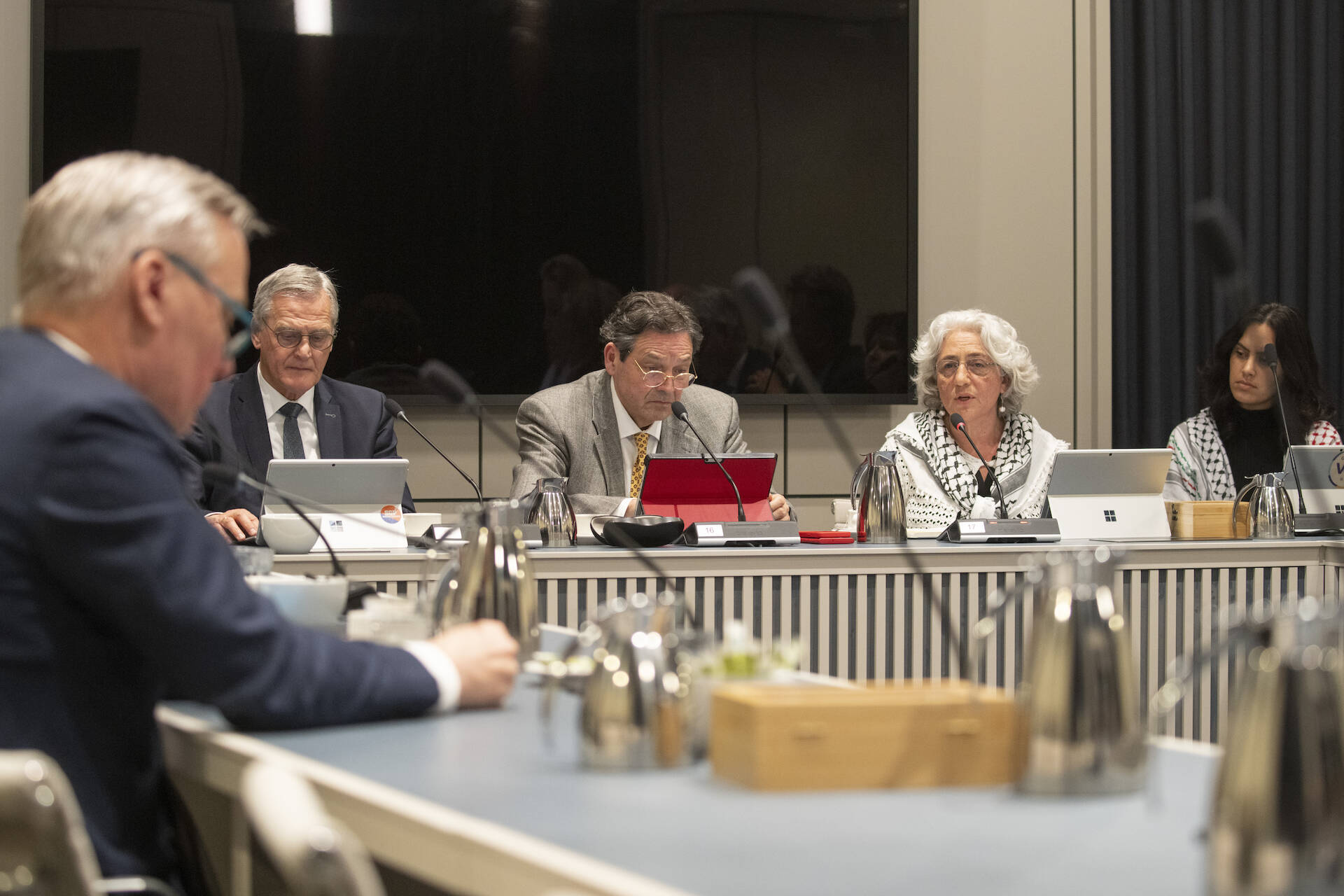 Foto van de vergadering in een Commissiekamer van de Eerste Kamer