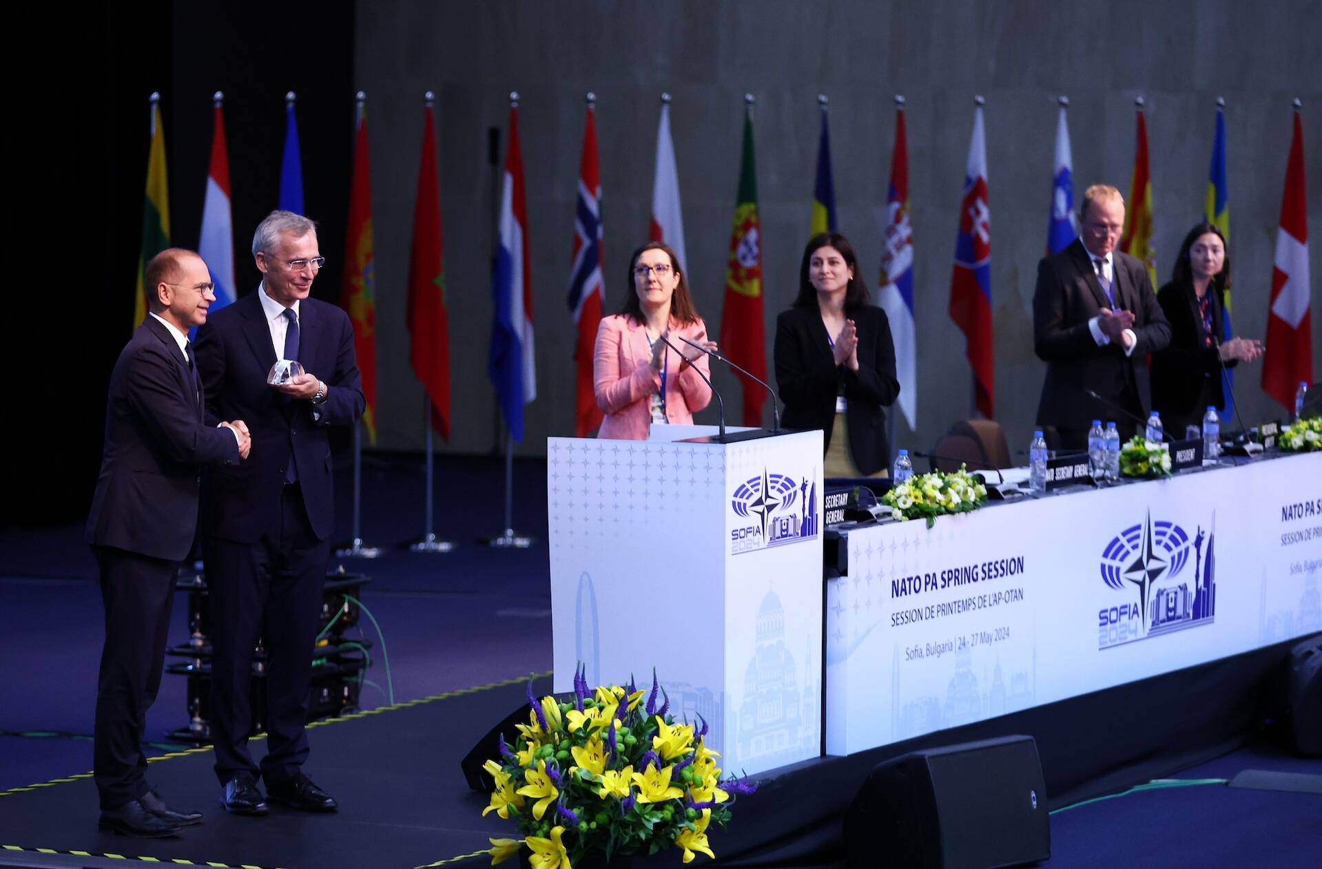 Foto Jens Stoltenberg die Award krijgt