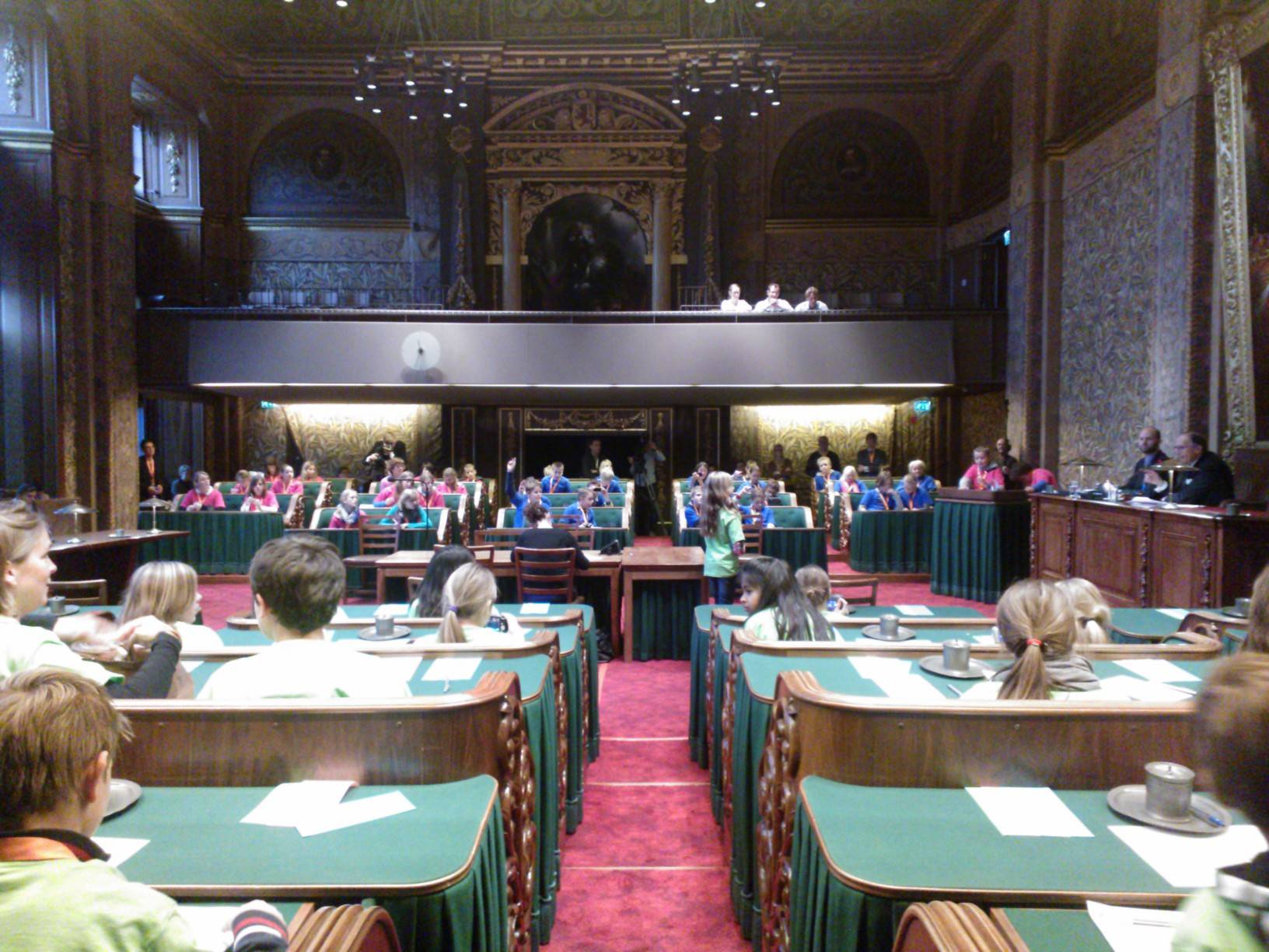 Deelnemers in plenaire zaal tijdens debatspel