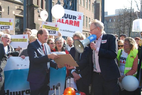 Kamerlid Engels ontvangt petitie Huur Alarm