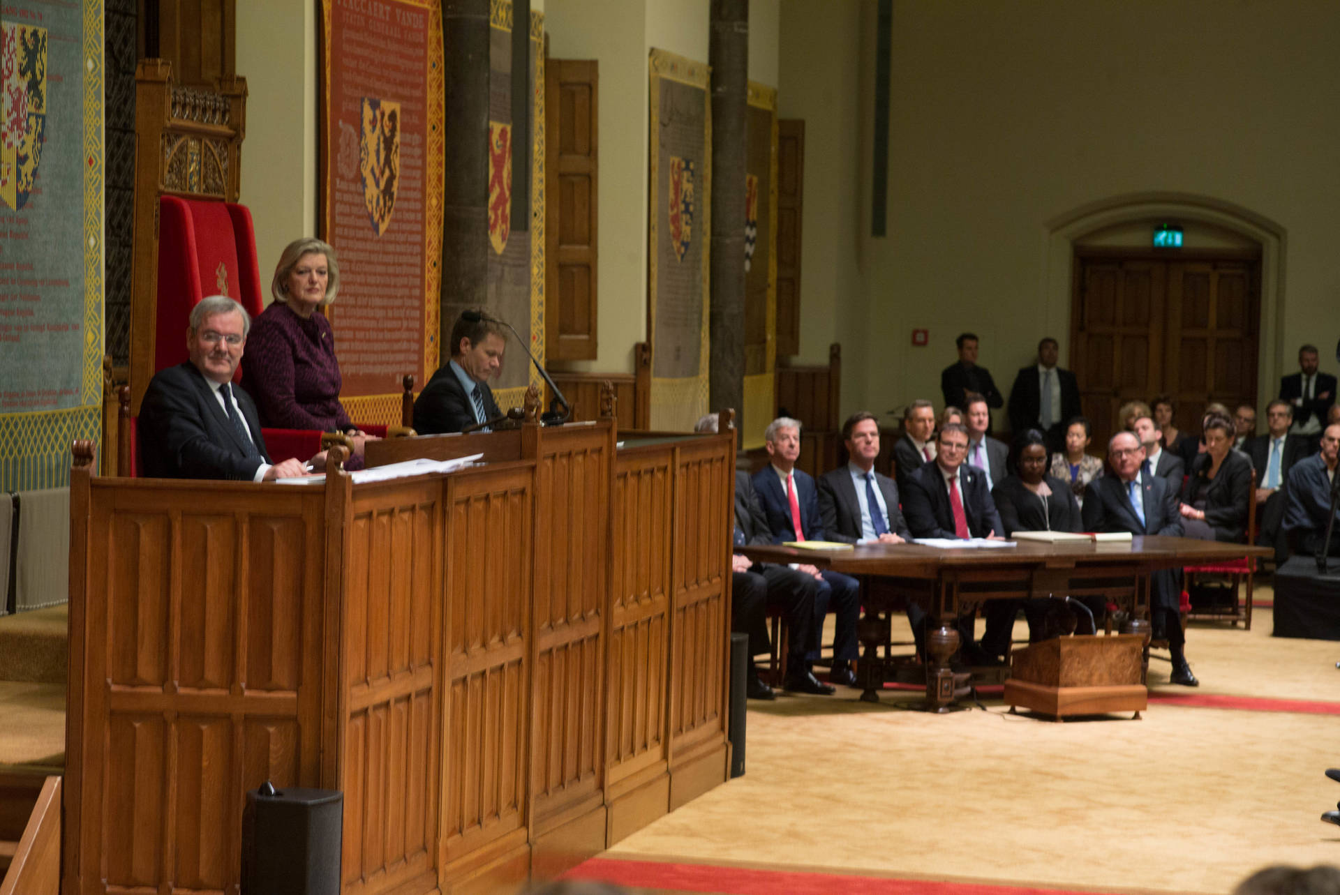 Het rostrum met Voorzitter en Griffiers