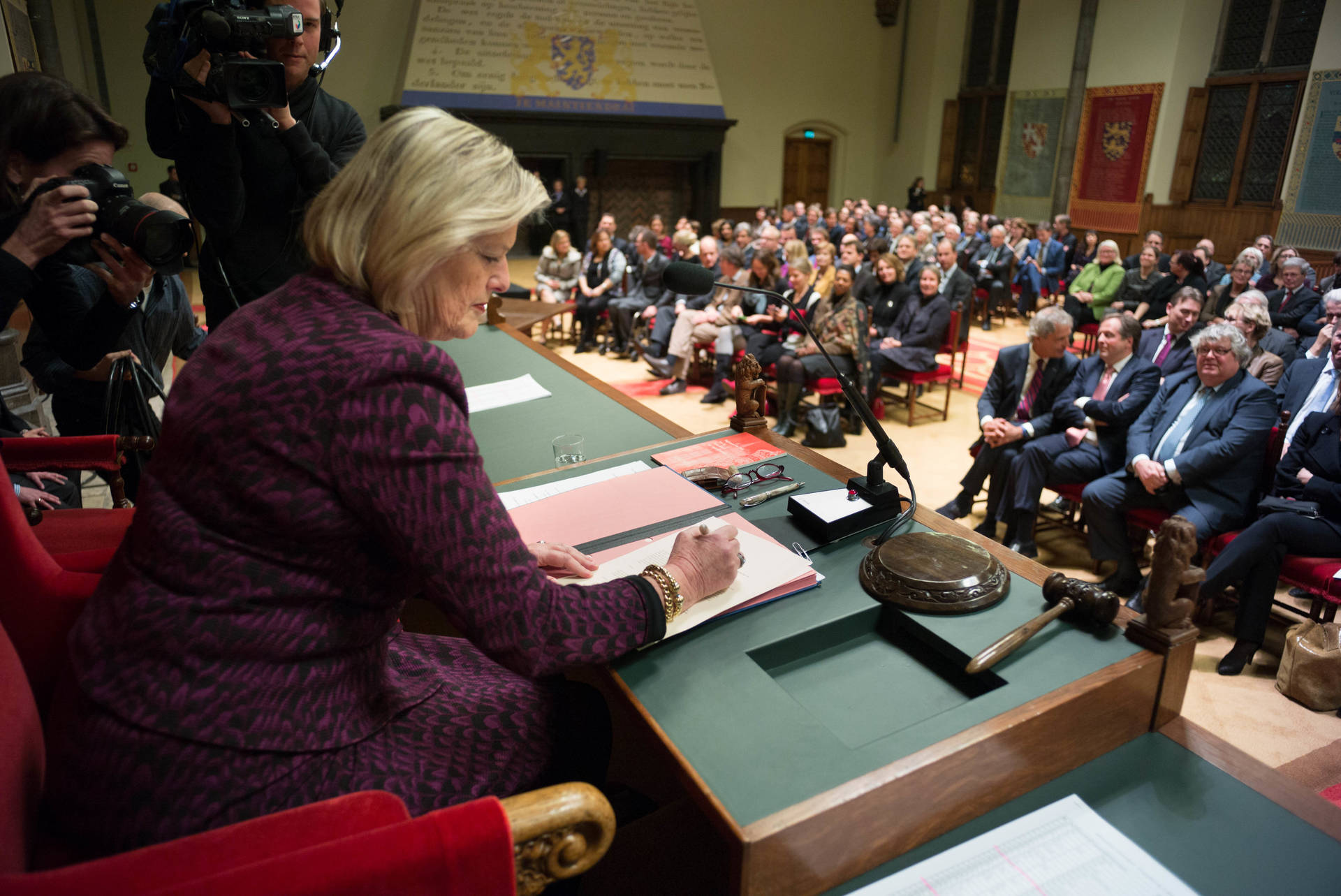 Voorzitter van de Verenigde Vergadering Broekers-Knol ondertekent de wetsvoorstellen