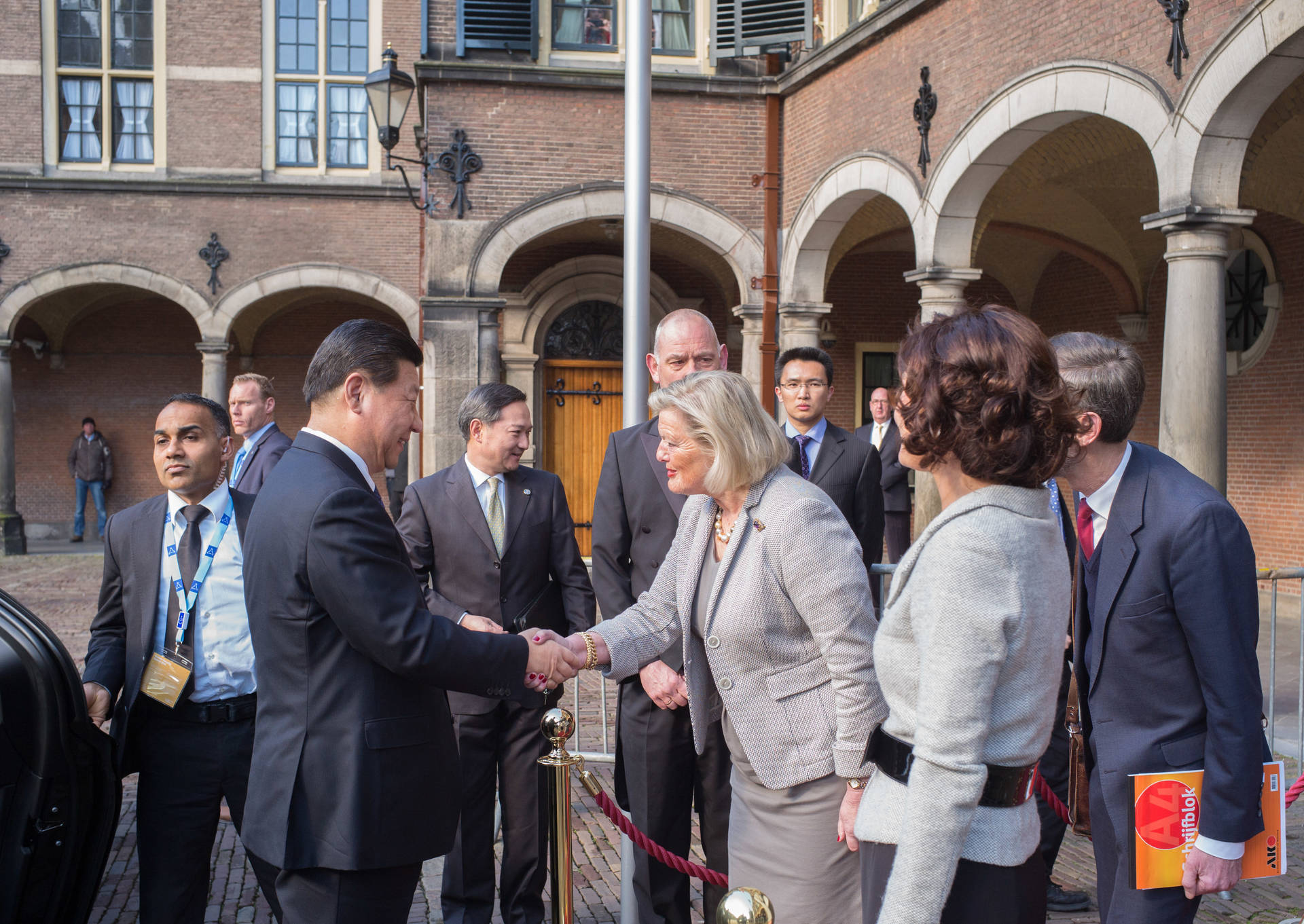 Begroeting van de President van China op de rode loper voor het gebouw van de Eerste Kamer 