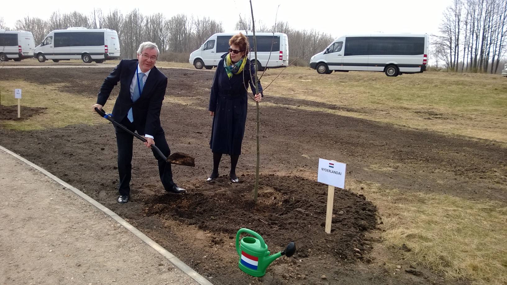 Griffiers Eerste en Tweede Kamer planten lindenboom in Europese ring in Botanische tuin