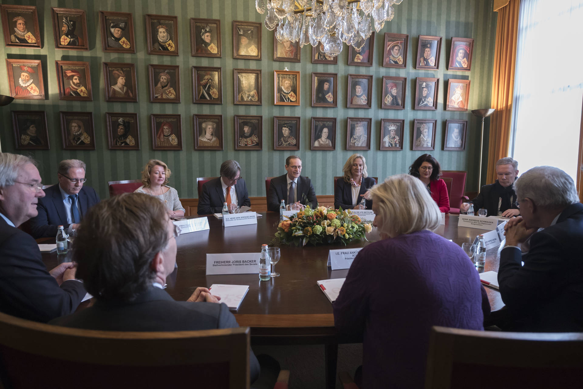 Gesprek in de Gravenkamer in de Eerste Kamer