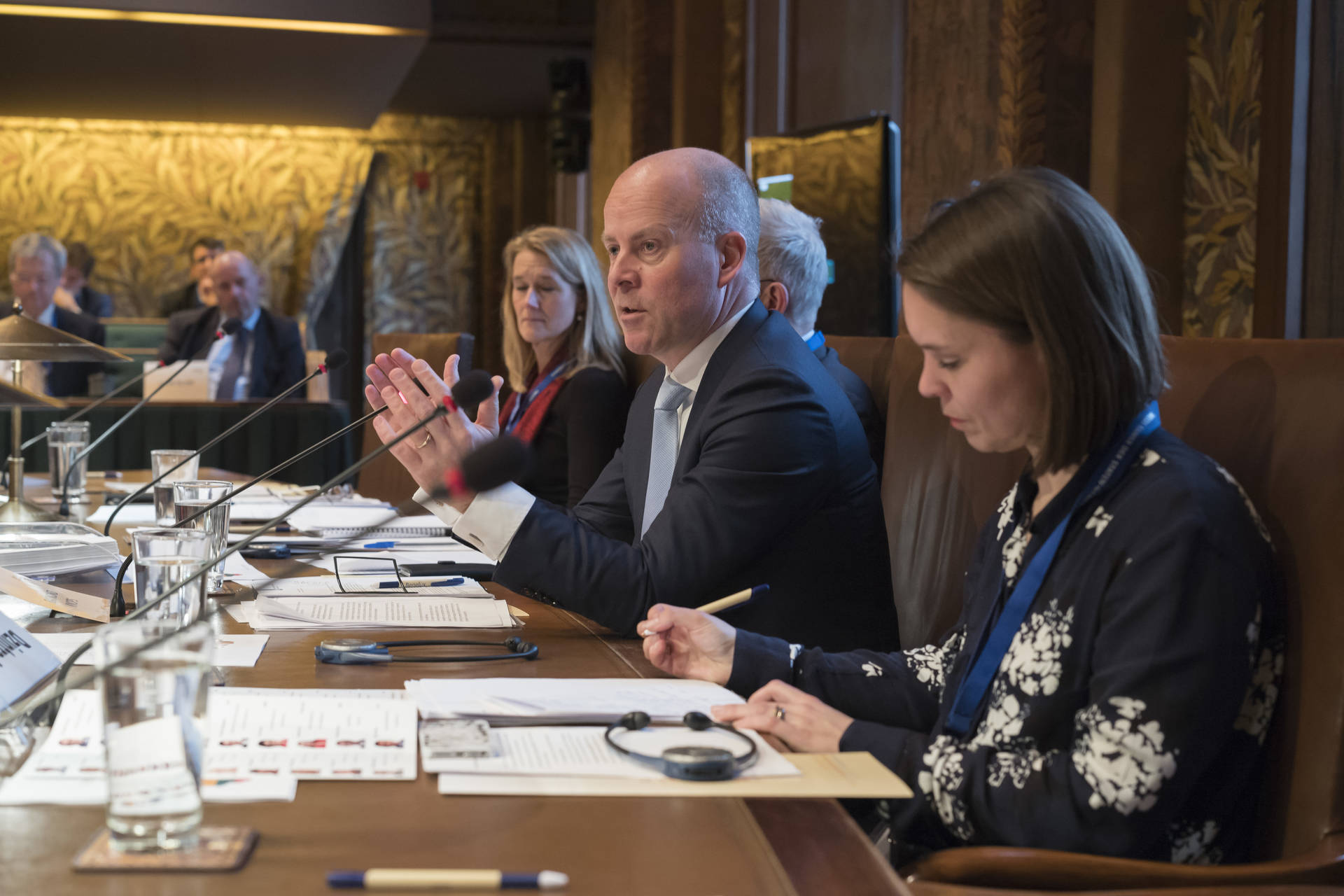 Staatssecretaris Knops tijdens de zitting van het Beneluxparlement