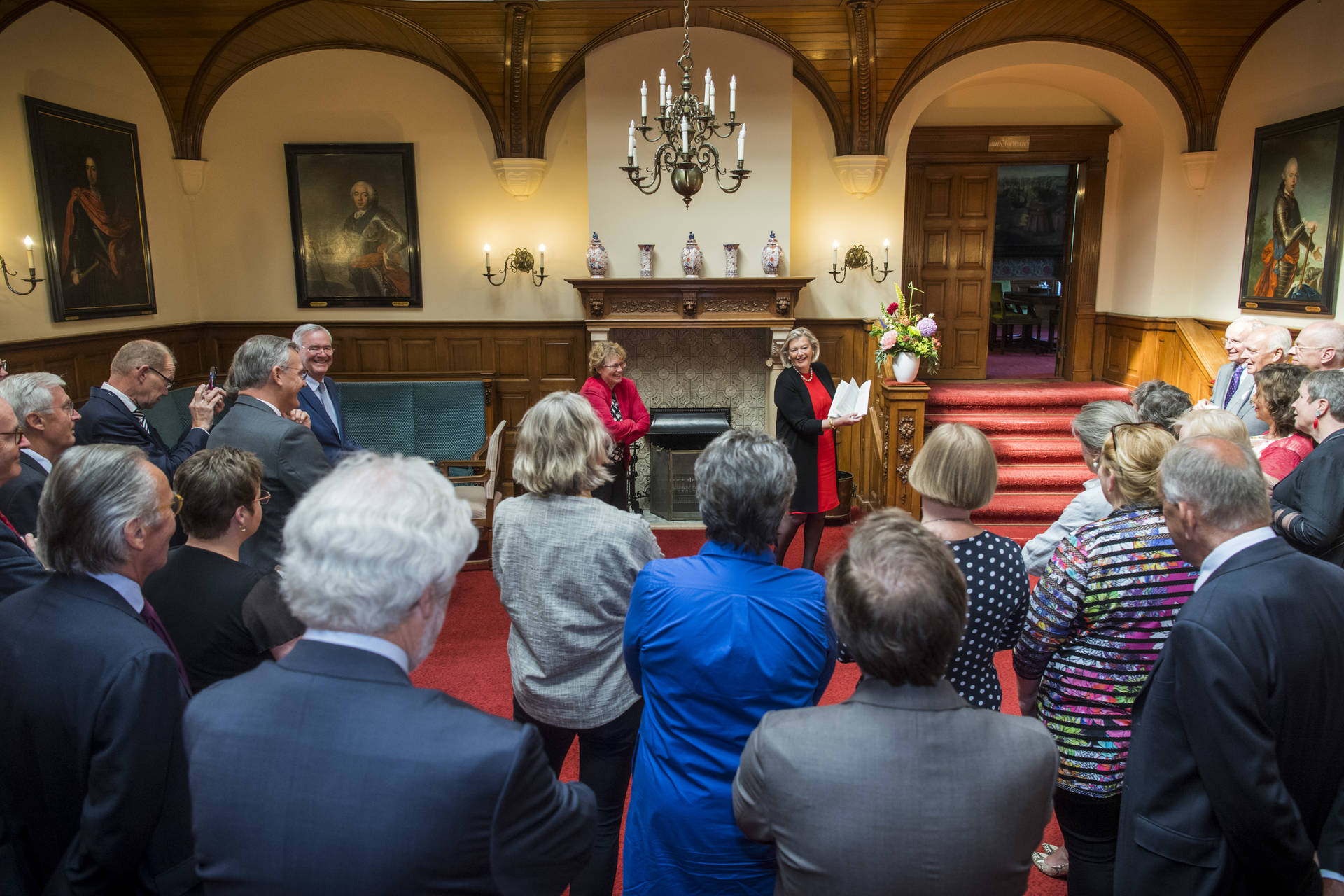 Eerste Kamervoorzitter ontvangt bundel 100 jaar vrouwenkiesrecht