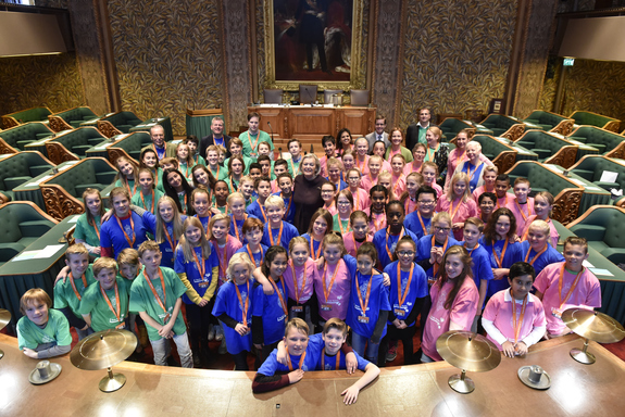 Basisschoolleerlingen in debat in de Derde Kamer