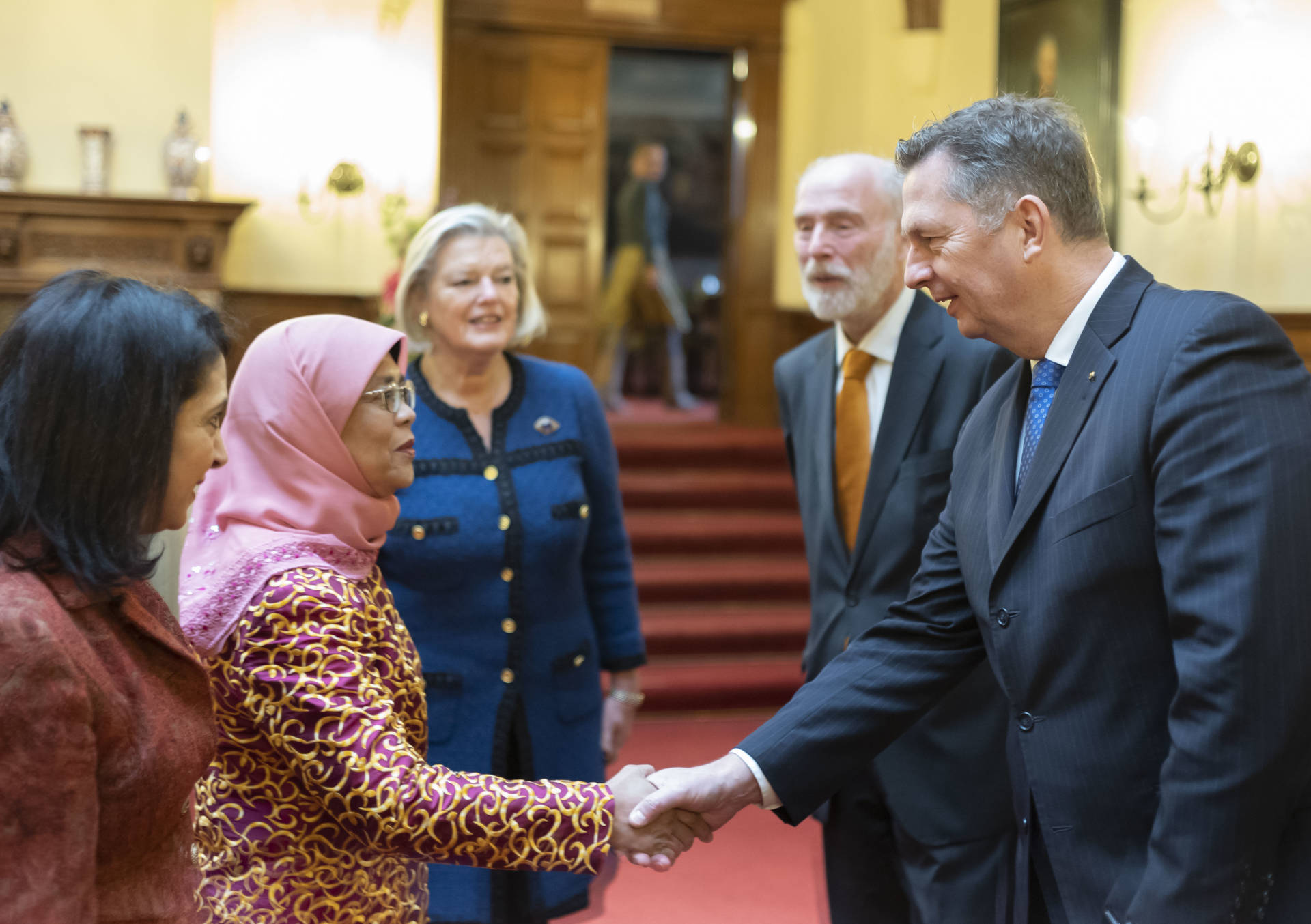 President Halimah Yacob wordt voorgesteld aan Herman Schaper (D66 Eerste Kamer - tweede van rechts) en André Bosman (VVD Tweede Kamer - helemaal rechts) 