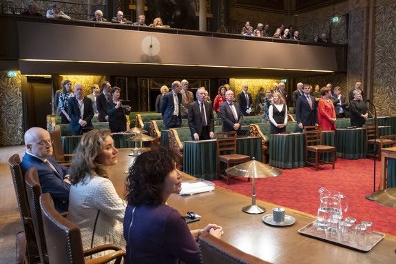 Initiatiefnemers Bergkamp en Özütok en minister Grapperhaus zijn aanwezig bij de stemming