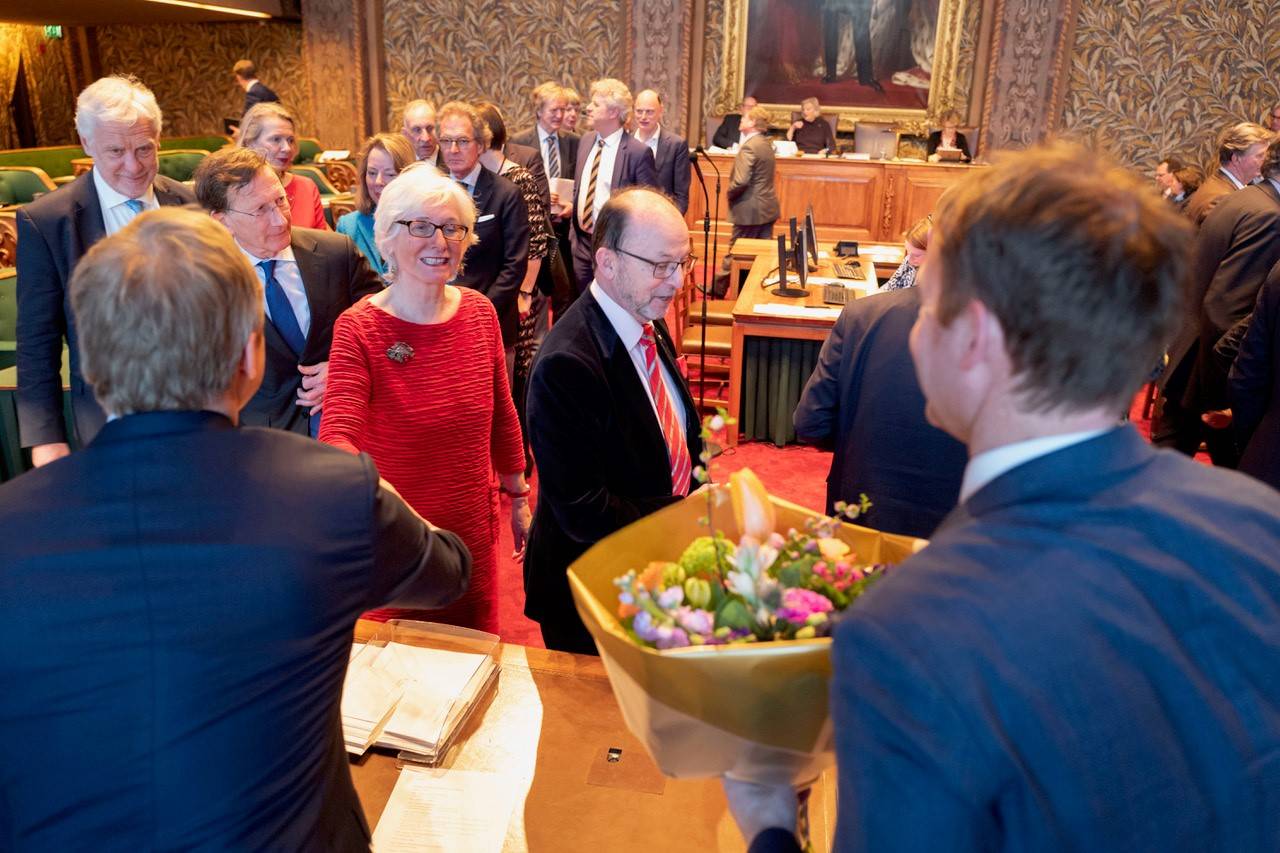 Bloemen voor initiatiefnemer Verhoeven