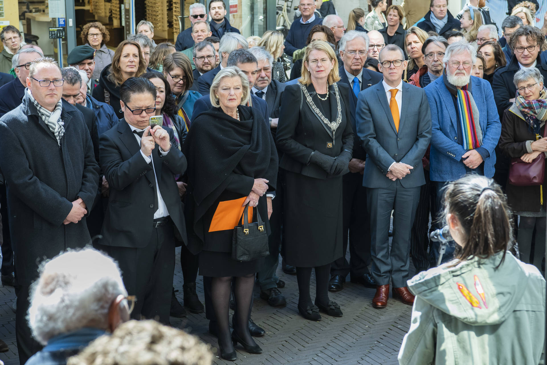 Tot slot werden bloemen gelegd bij de plaquette aan de gevel van Nieuwspoort. In het midden vlnr Eerste Kamervoorzitter Ankie Broekers-Knol, Burgemeester van Den Haag Pauline Krikke en Voorzitter van Nieuwspoort, Wilco Boom