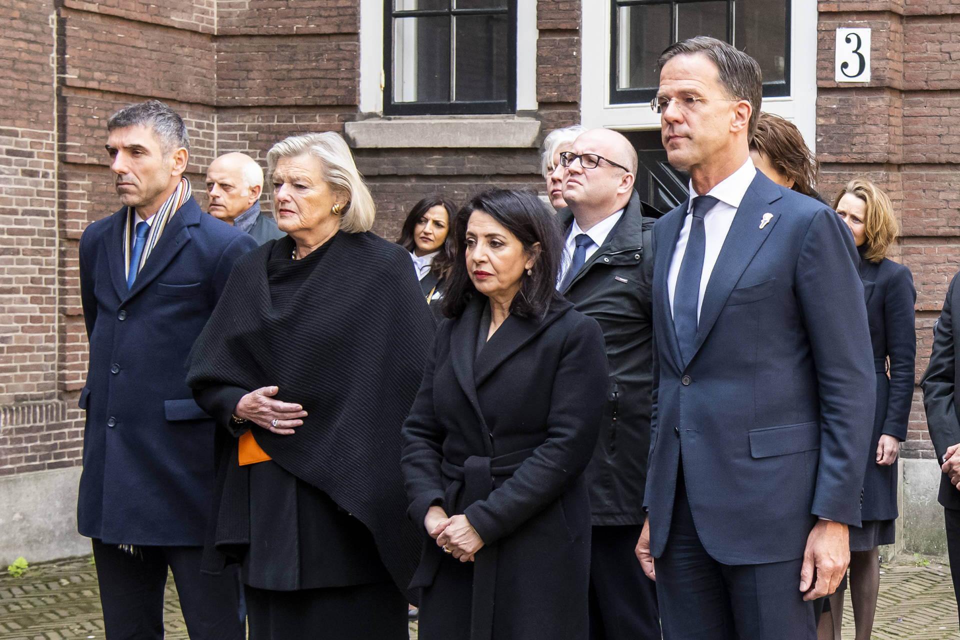 De Kamervoorzitters bij de herdenkingsplaquette van het Englandspiel