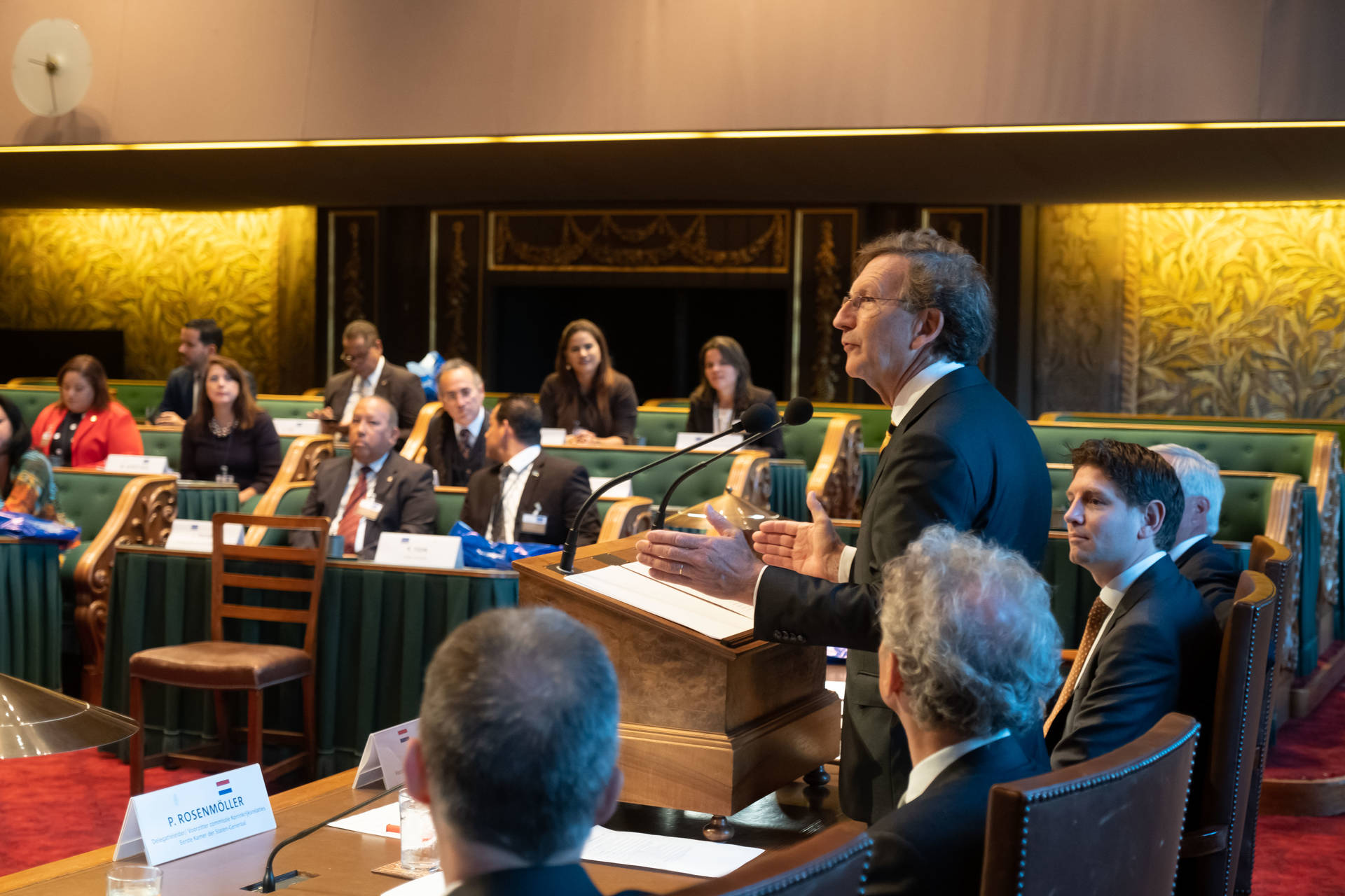 Joris Backer, Tijdelijk Voorzitter Eerste Kamer, heet de delegaties welkom