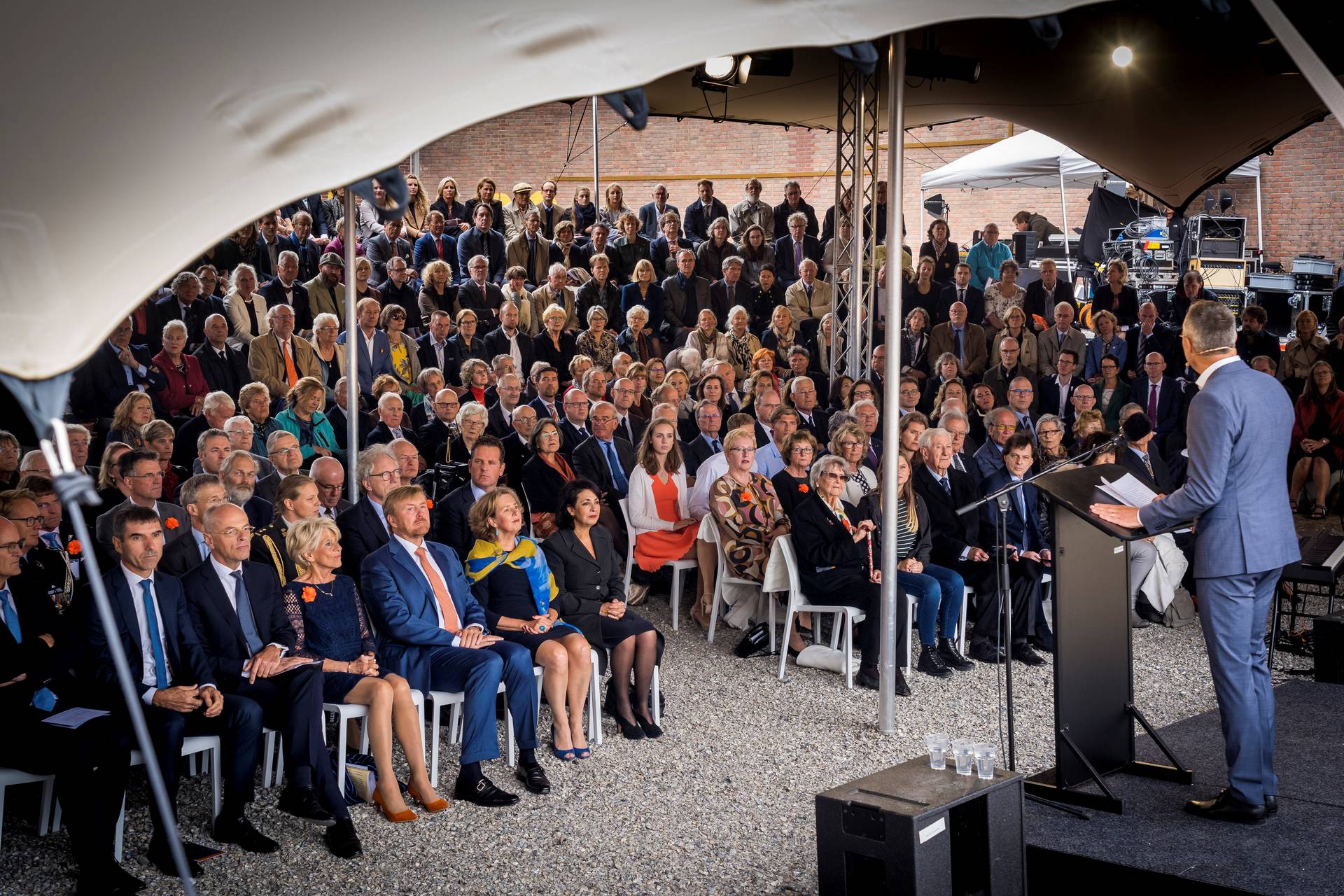 Kamervoorzitter bij opening Nationaal Monument Oranjehotel