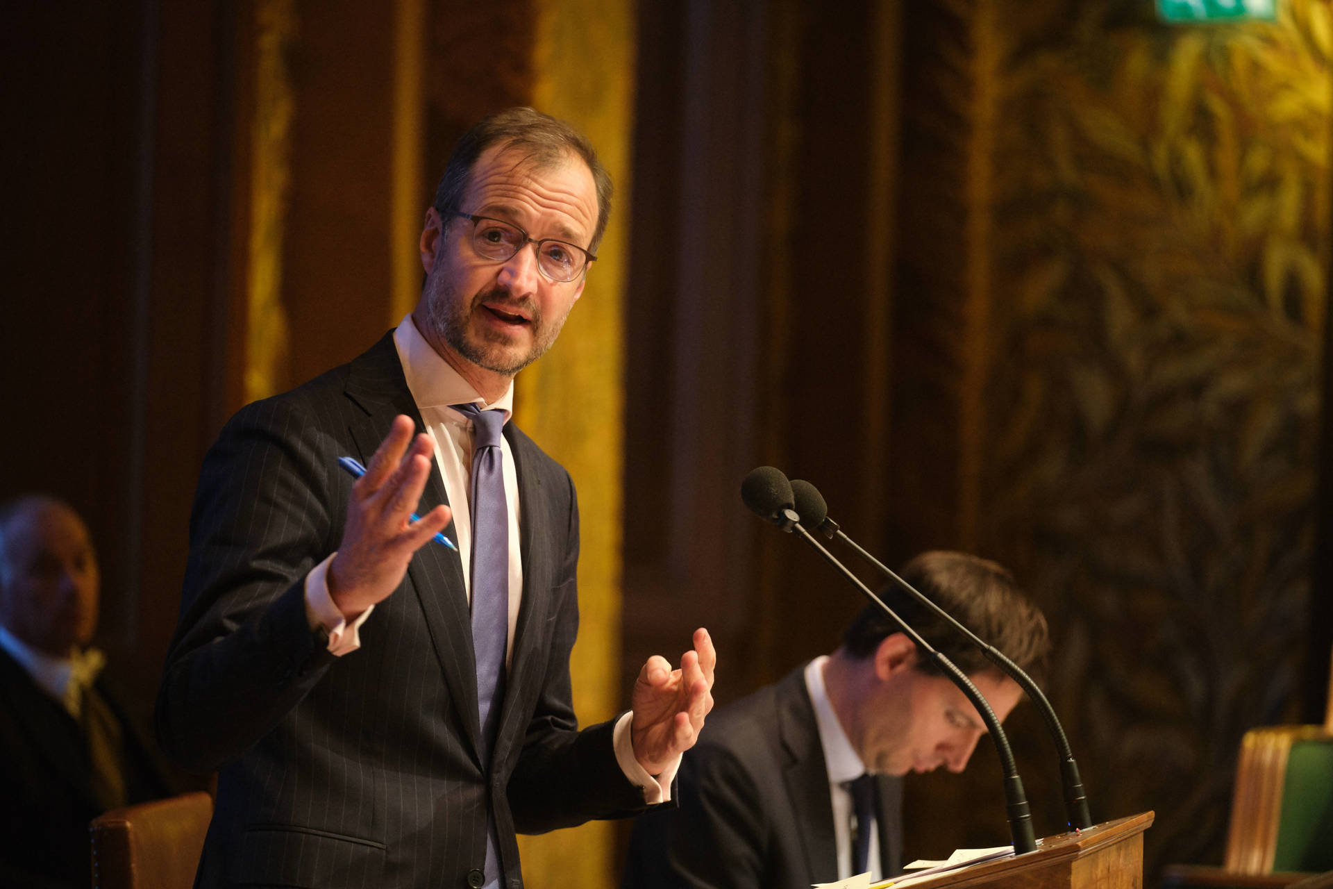 Minister Wiebes (EZK) tijdens het debat