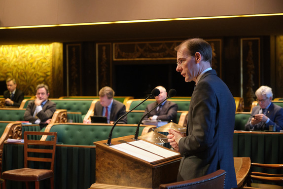 Staatssecretaris Snel van Financiën tijdens het debat