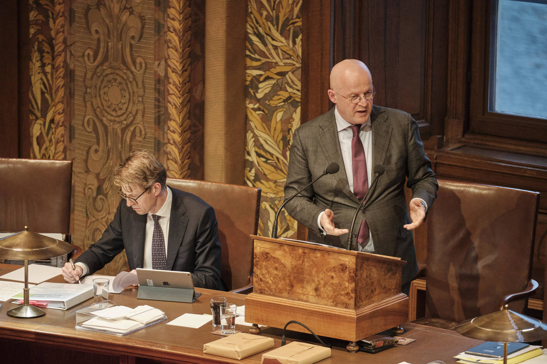 Minister Dekker voor Rechtsbescherming (links) en minister Grapperhaus van Justitie en Veiligheid (rechts)