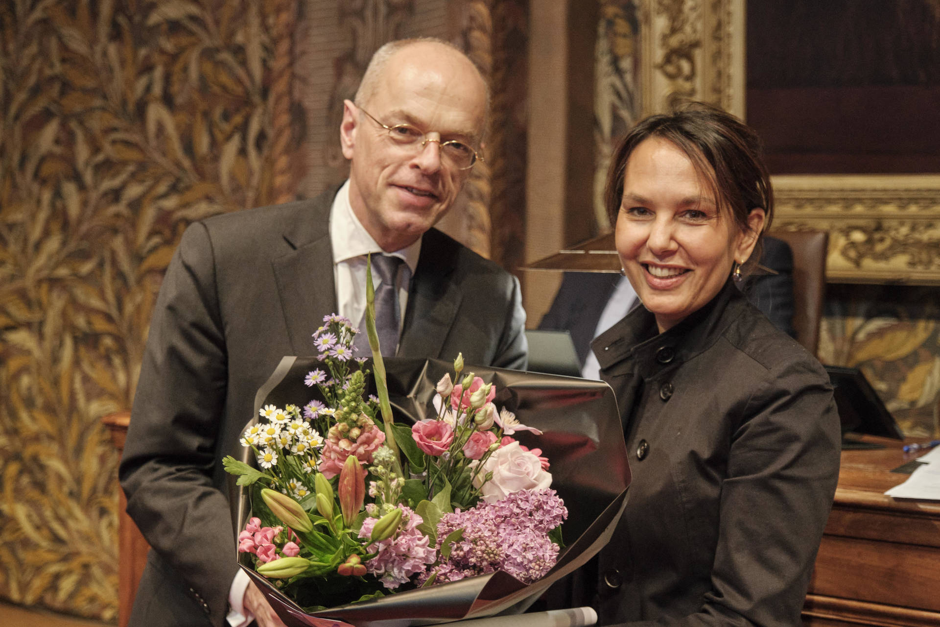 Felicitaties voor senator Veldhoen die haar maidenspeech hield