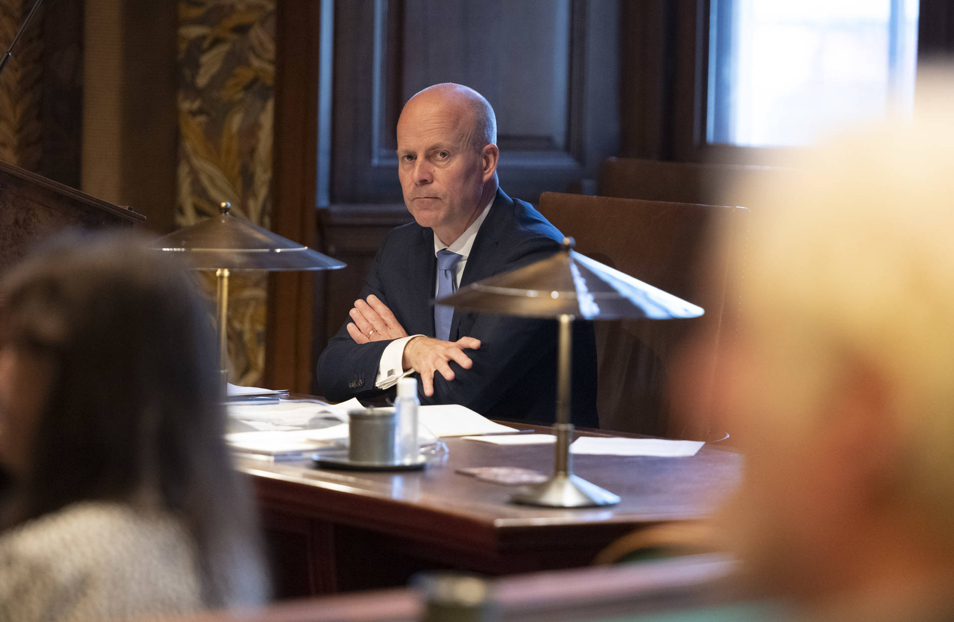 Minister Knops (BZK) tijdens het debat op 7 april 2020