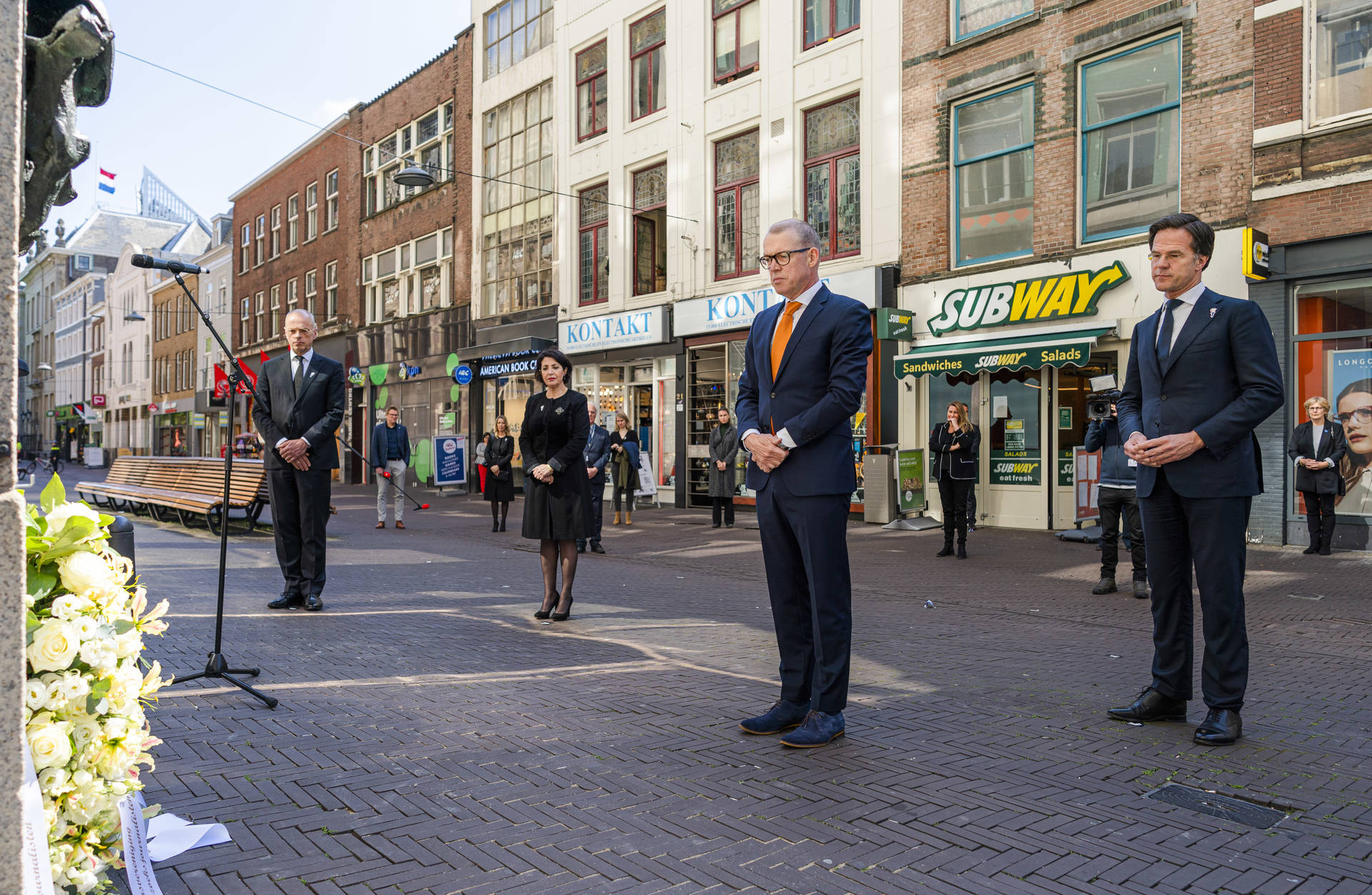 Herdenking bij Nieuwspoort, vlnr Eerste Kamervoorzitter Bruijn, Tweede Kamervoorzitter Arib, Nieuwspoortvoorzitter Boom en premier Rutte