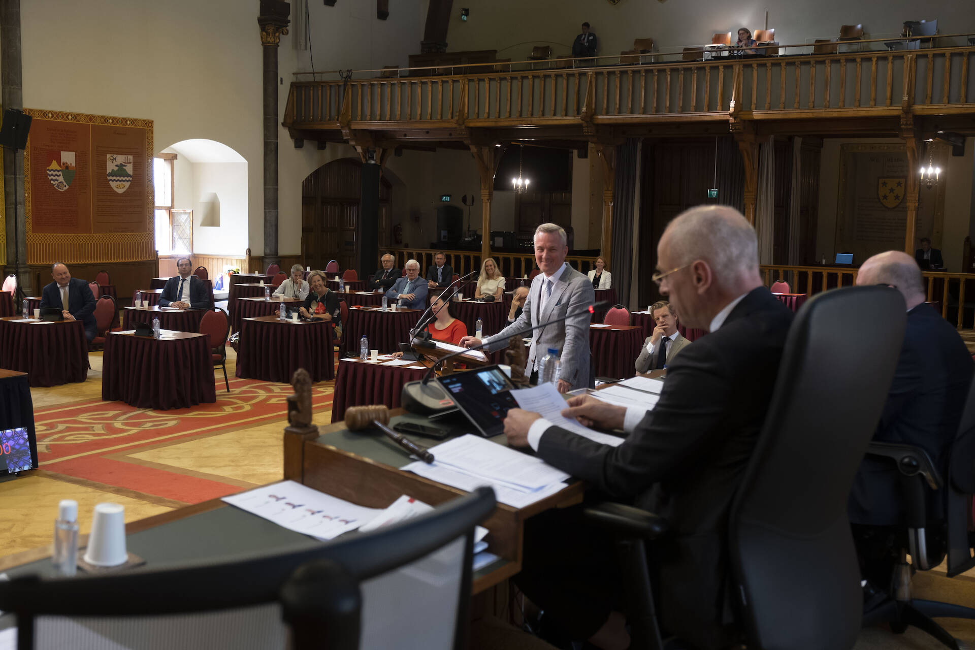 Felicitaties voor senator Van der Burg (VVD) die in het debat zijn maidenspeech hield