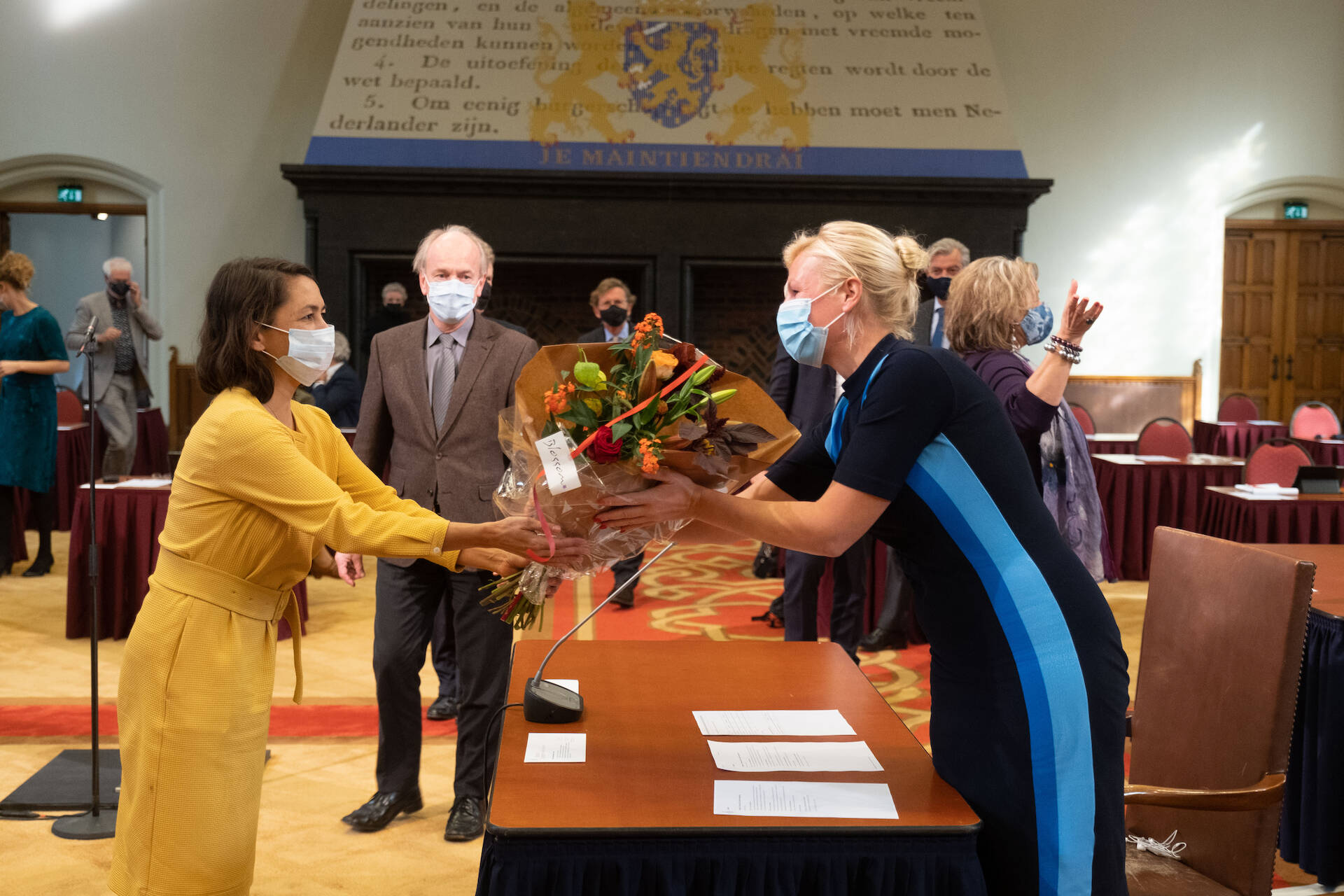 Felicitaties van PvdA-fractievoorzitter Vos voor Tweede Kamerlid Kuiken (PvdA), mede-initiatiefnemer van de wet