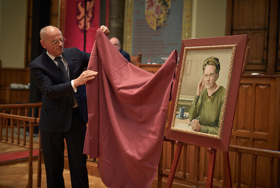 Carry Pothuis-Smit, eerste vrouw in de Eerste Kamer, vereeuwigd