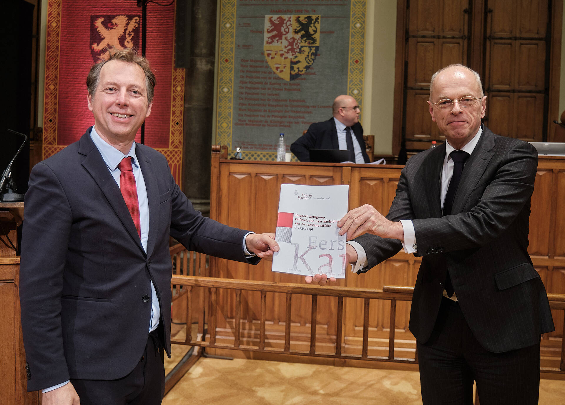 Senator Jeroen Recourt (PvdA) biedt het rapport aan aan Eerste Kamervoorzitter Jan Anthonie Bruijn.