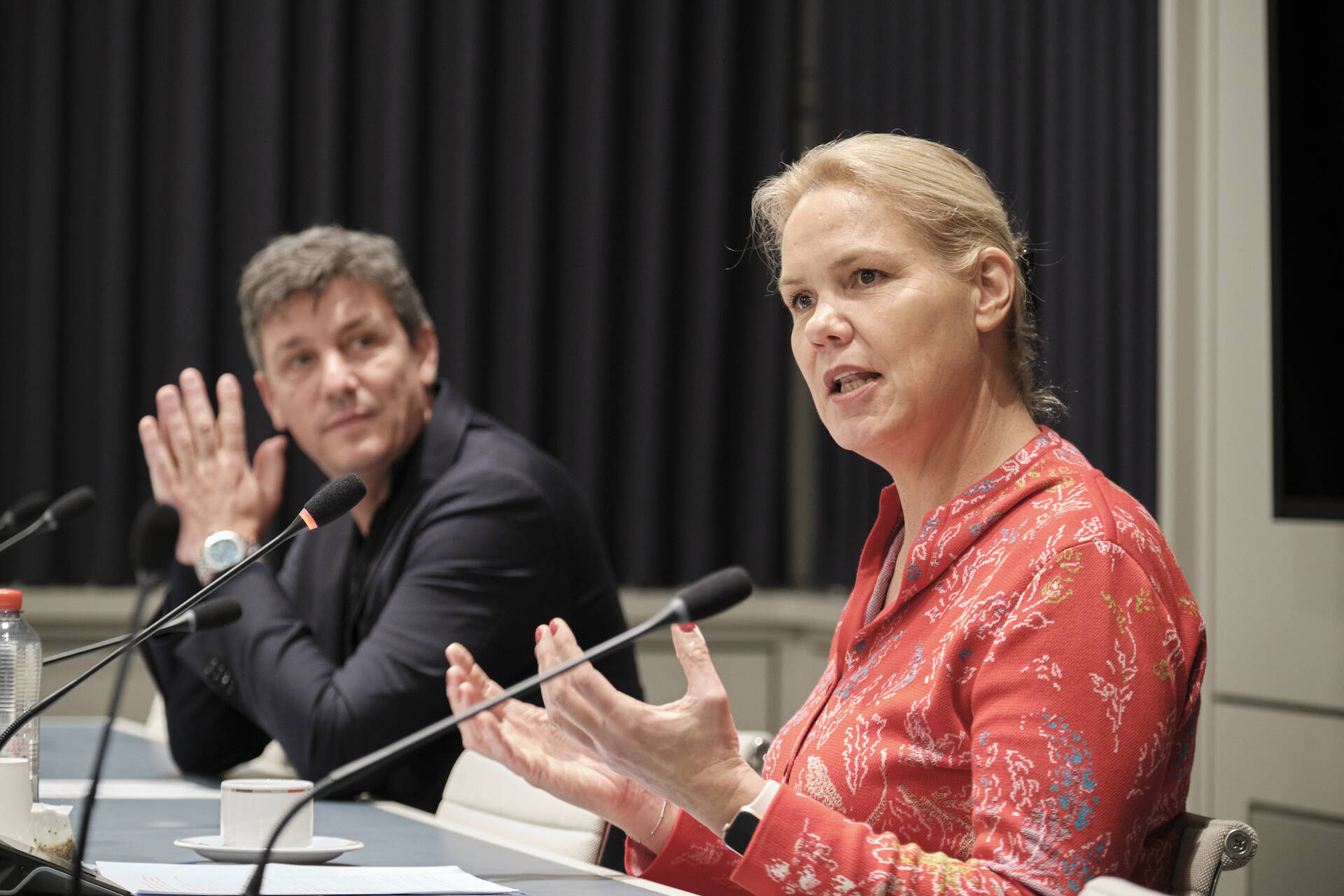 Jacco Vonhof (MKB Nederland) en Leonore Nieuwmeijer (zelfstandig ondernemer) in gesprek met de commissie