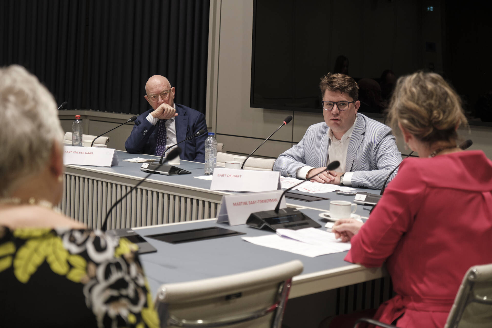 Aart van der Gaag (commissaris '100.000 banen') en Bart de Bart (Studeren en Werken Op Maat) in gesprek met de commissie 