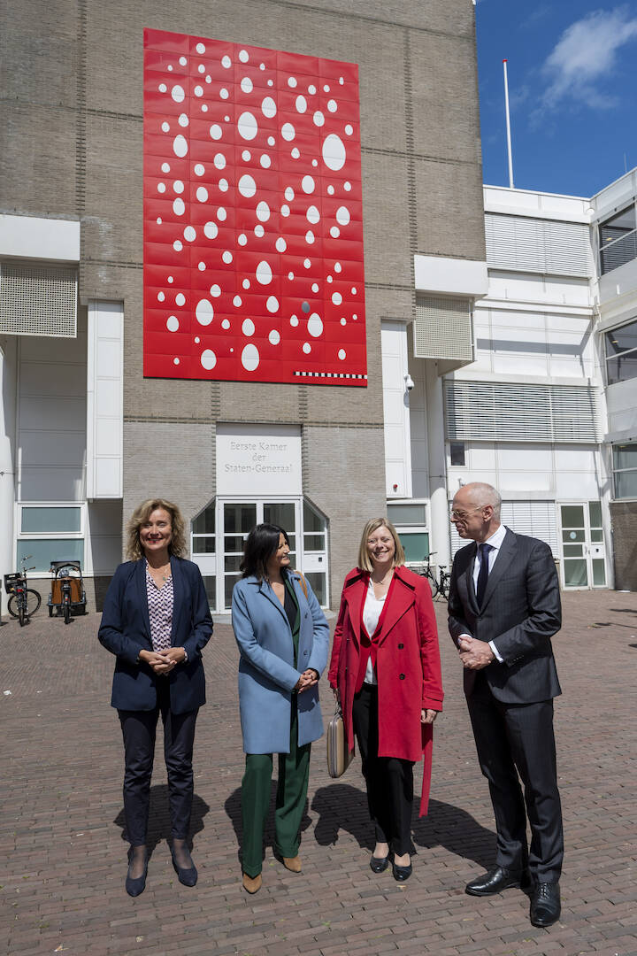 Voor de ingang van de Eerste Kamer met aan de gevel het kunstwerk van de Belgische kunstenaar Kasper Bosmans