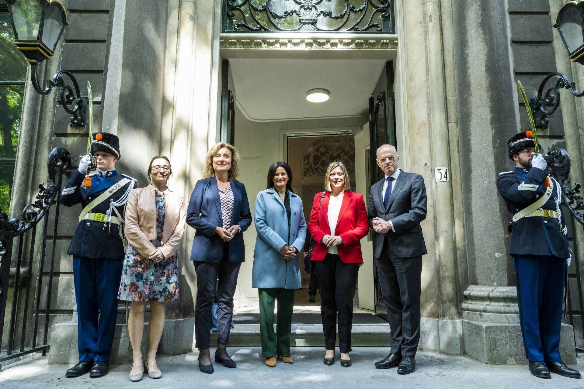 Voor de ingang van de Eerste Kamer aan het Lange Voorhout