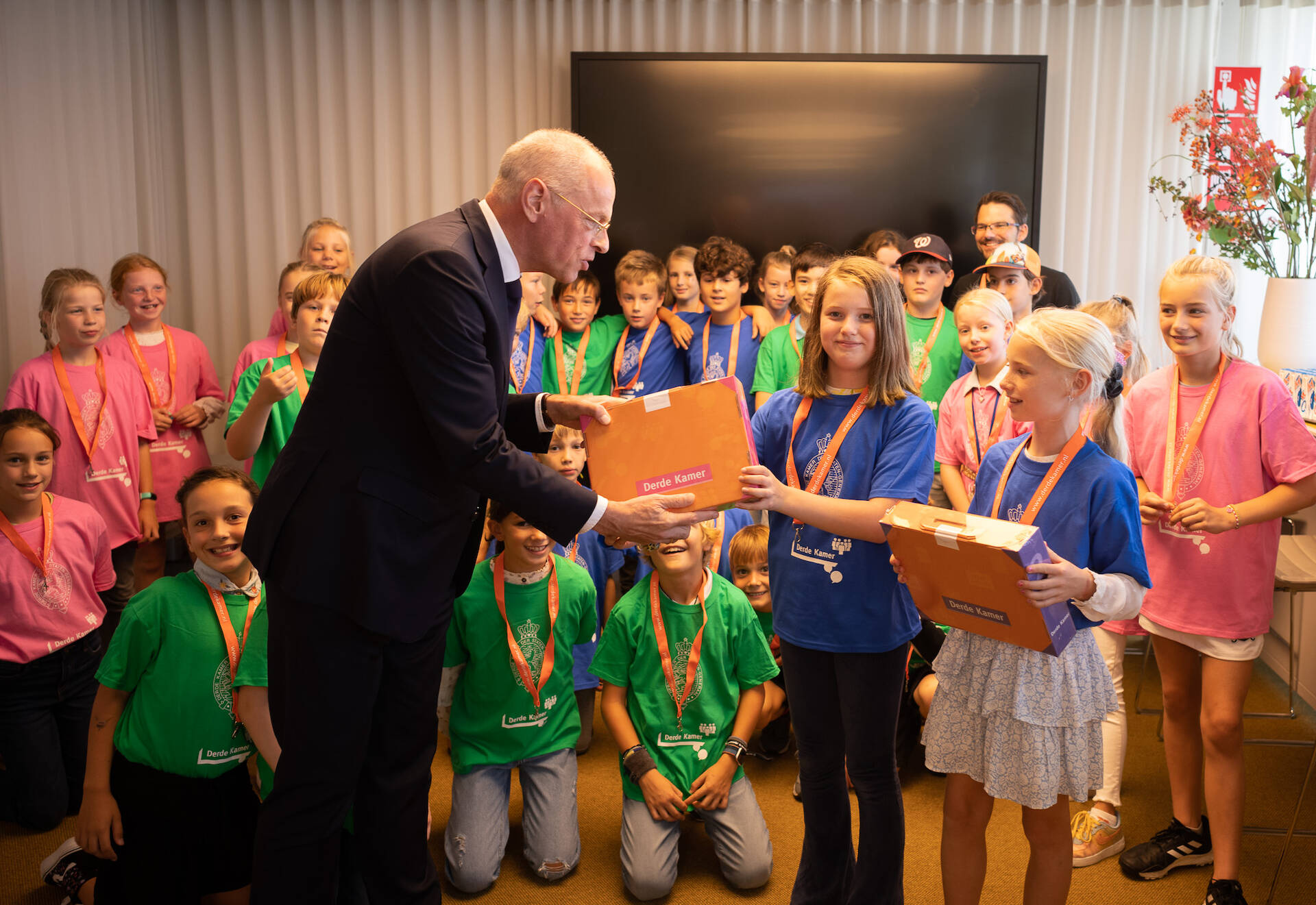 Kamervoorzitter Jan Anthonie Bruijn neemt het eerste koffertje in ontvangst.