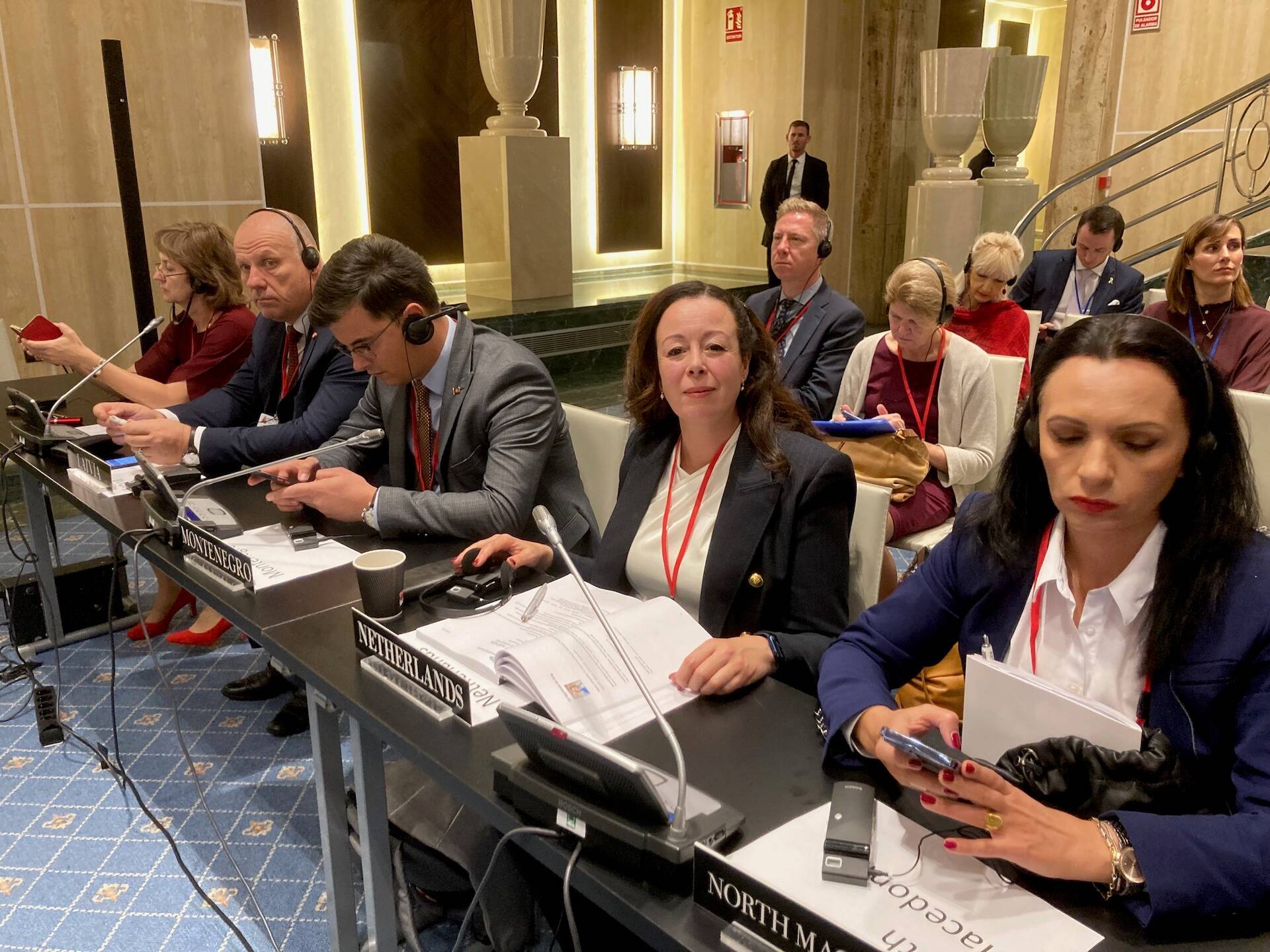 Tweede Kamerlid Salima Belhaj (midden) in Madrid