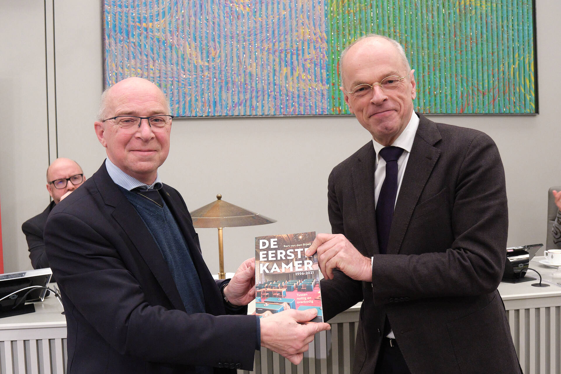 Bert van den Braak (l) overhandigt het eerste exemplaar aan Eerste Kamervoorzitter Jan Anthonie Bruijn (r)