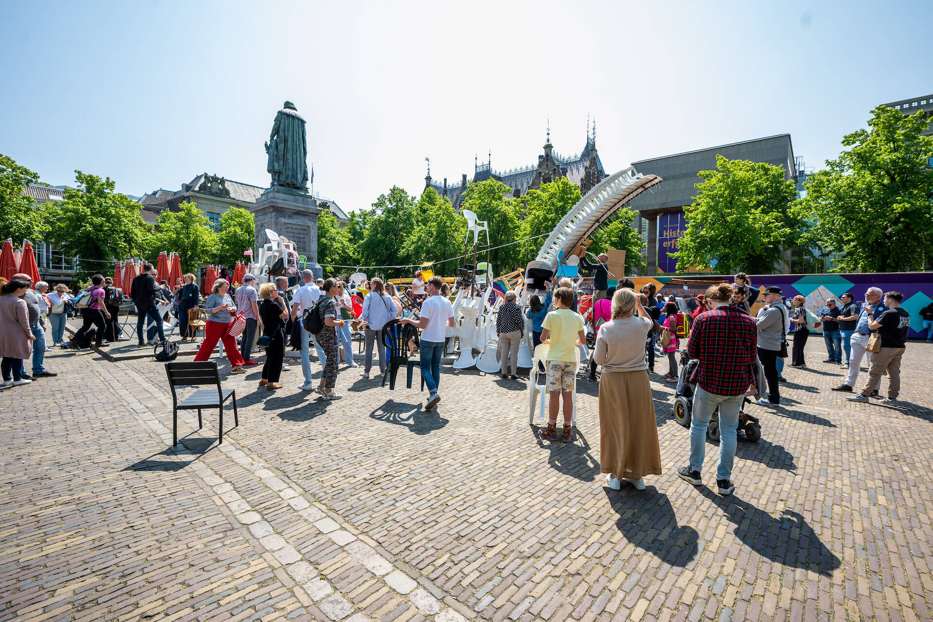 Het kunstwerk van Tirzo op het Plein, bestaande uit 'zetels'.