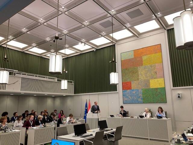 Senator Talsma verwelkomde de jongeren in de plenaire zaal van de Eerste Kamer