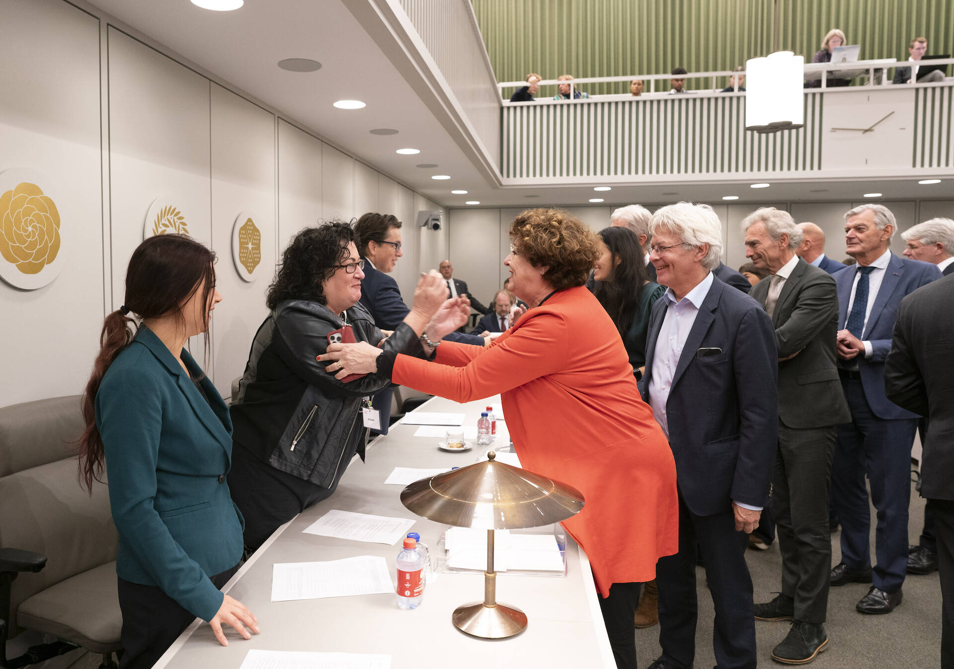 Eerste Kamerleden feliciteren de initiatiefnemers Westerveld (l), Van der Plas (m) en Grinwis (r).