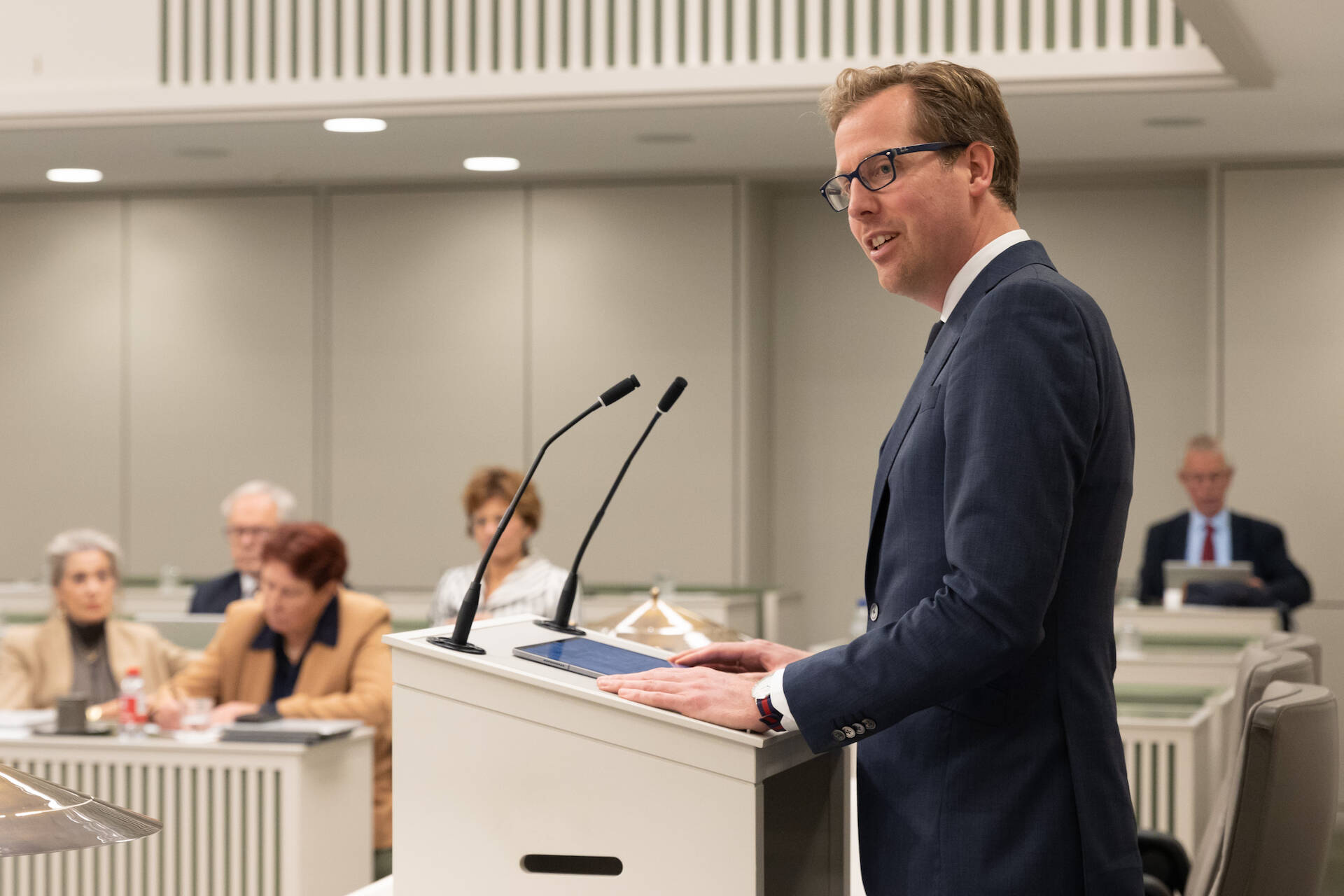 Demissionair staatssecretaris Van der Maat tijdens het debat op 21 november 2023