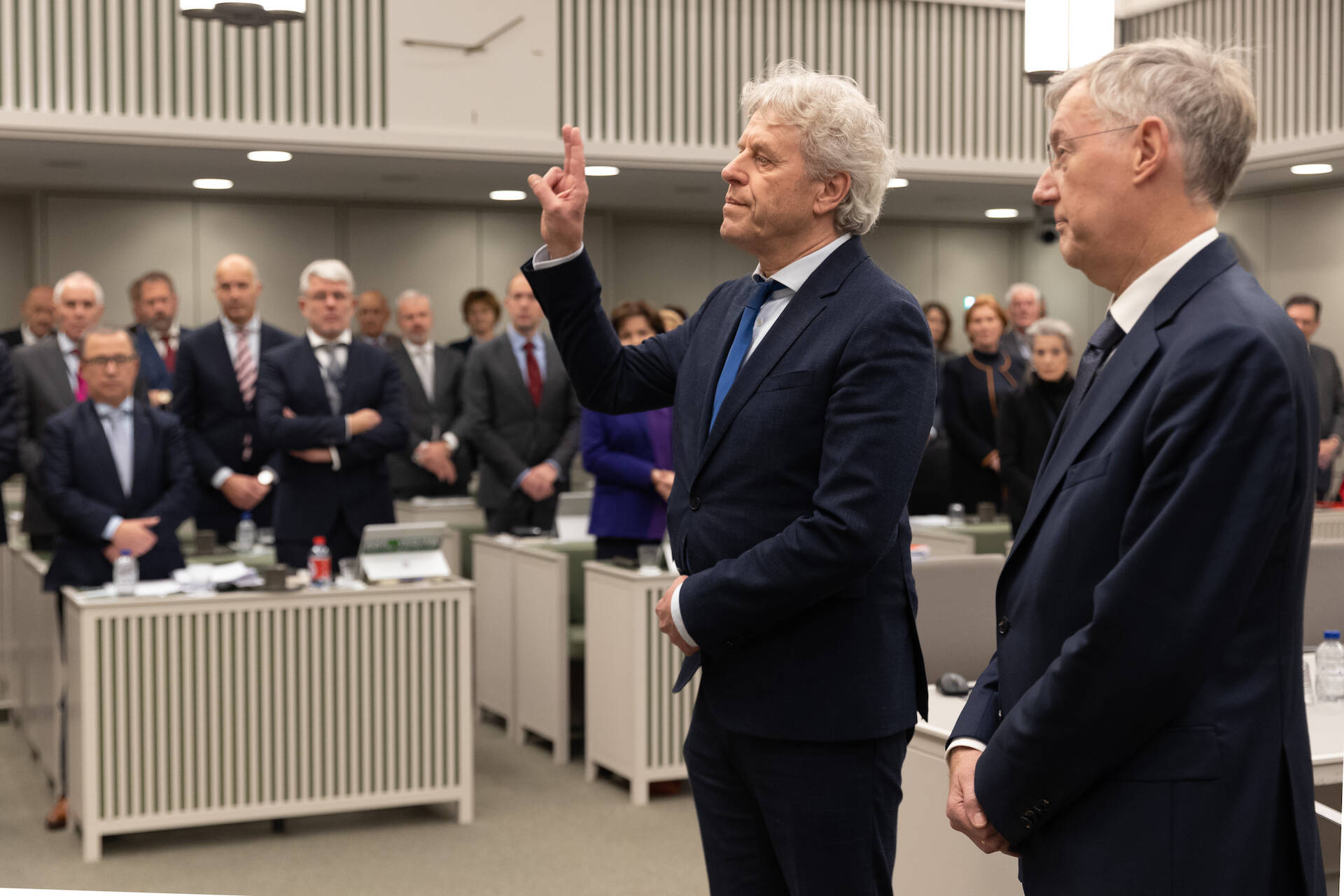 V.l.n.r.: De Leden Van Kesteren (PVV) en De Vries (SGP) worden geïnstalleerd als Eerste Kamerlid.