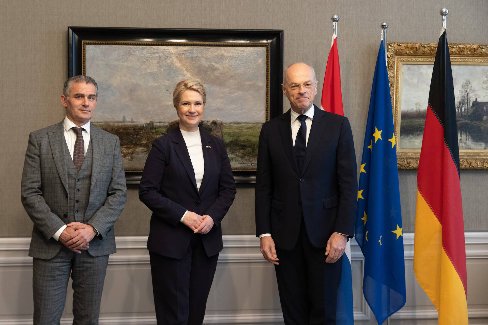 Ondervoorzitter van de Tweede Kamer Tom van der Lee, de Bondsraadpresident en Eerste Kamervoorzitter poseren bij de vlaggen