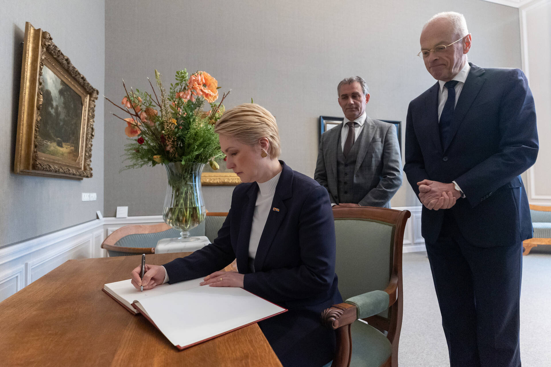 Bondsraadpresident Manuela Schwesig tekent het gastenboek