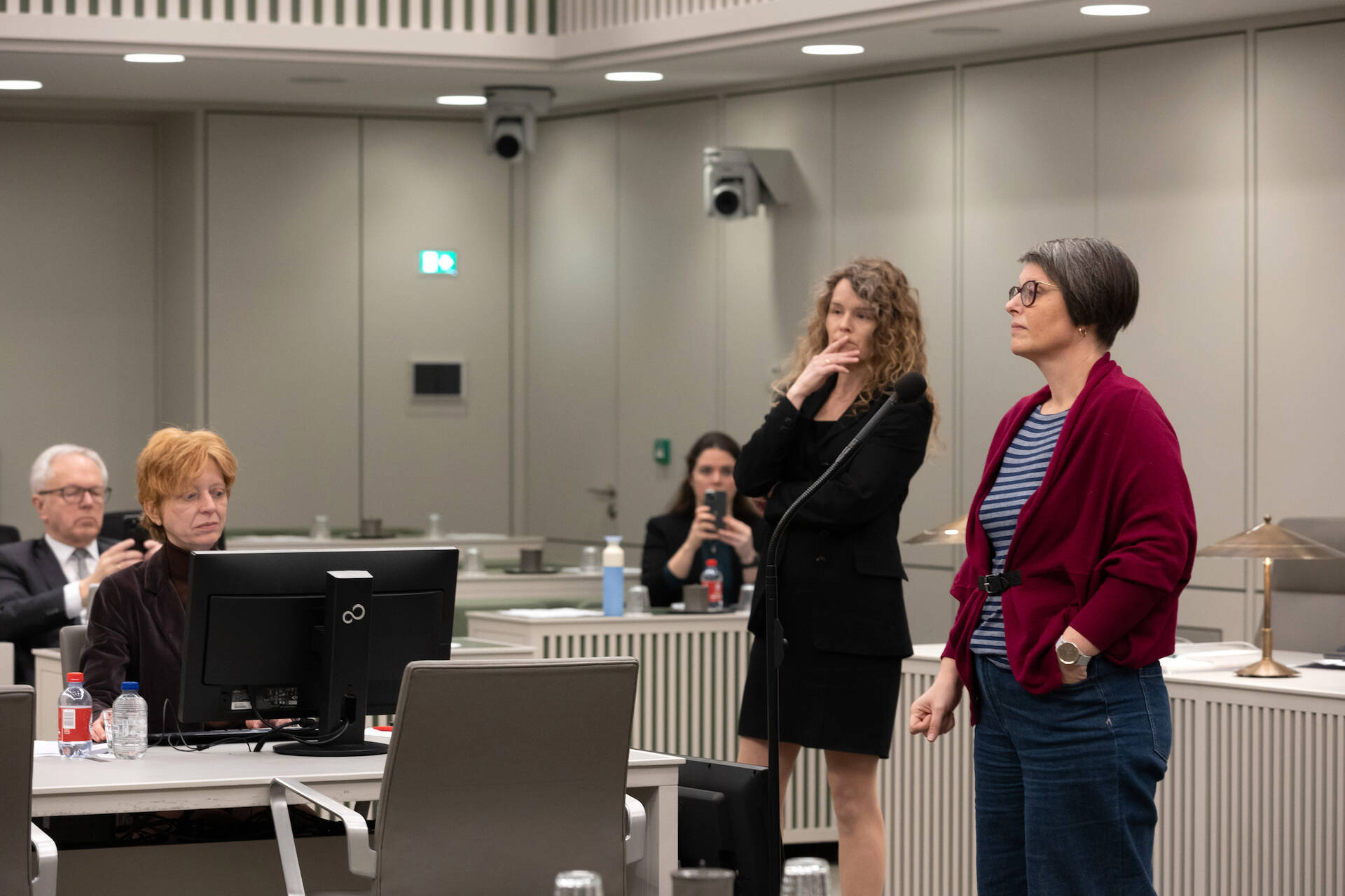 Senator Visseren-Hamakers (PvdD) en senator Kluit (GroenLinks-PvdA) bij de interruptiemicrofoon