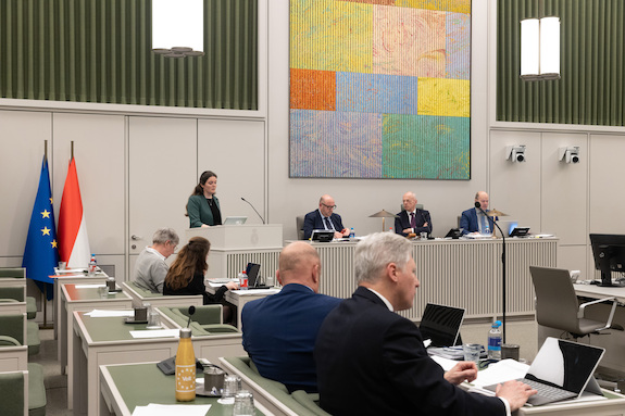 De plenaire zaal van de Eerste Kamer tijdens het debat met minister Harbers