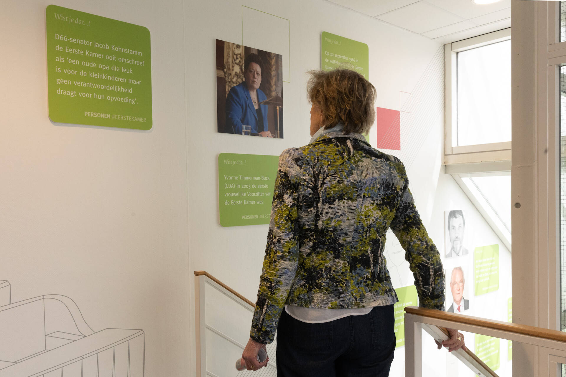 In het trappenhuis konden de bezoekers de geschiedenis van Nederland en de Eerste Kamer lezen en bekijken