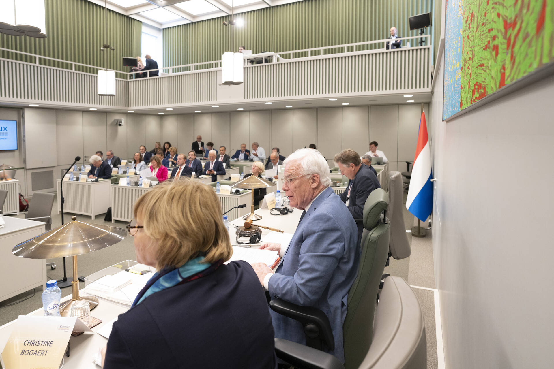 Senator Van Ballekom (midden) is voorzitter van het Beneluxparlement