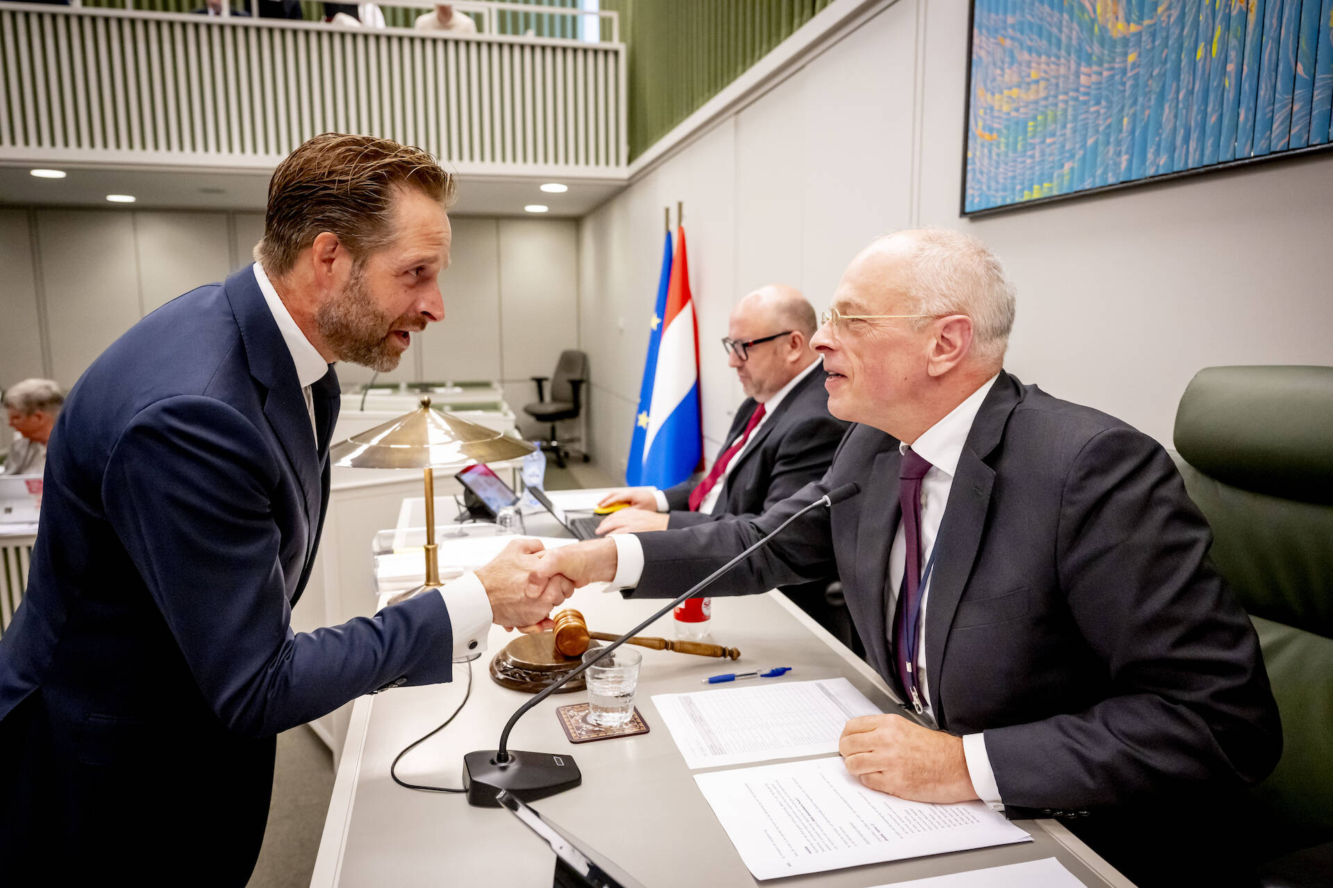 Demissionair minister De Jonge begroet Kamervoorzitter Bruijn voor aanvang van het debat