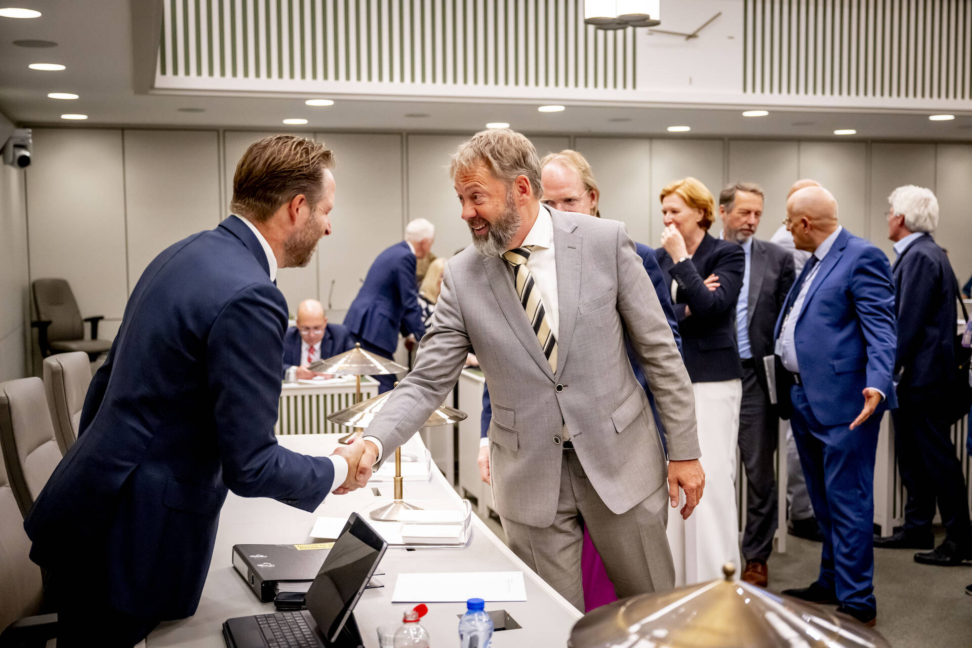 Demissionair minister De Jonge schudt de hand van senator Kemperman (BBB) voor aanvang van het debat 